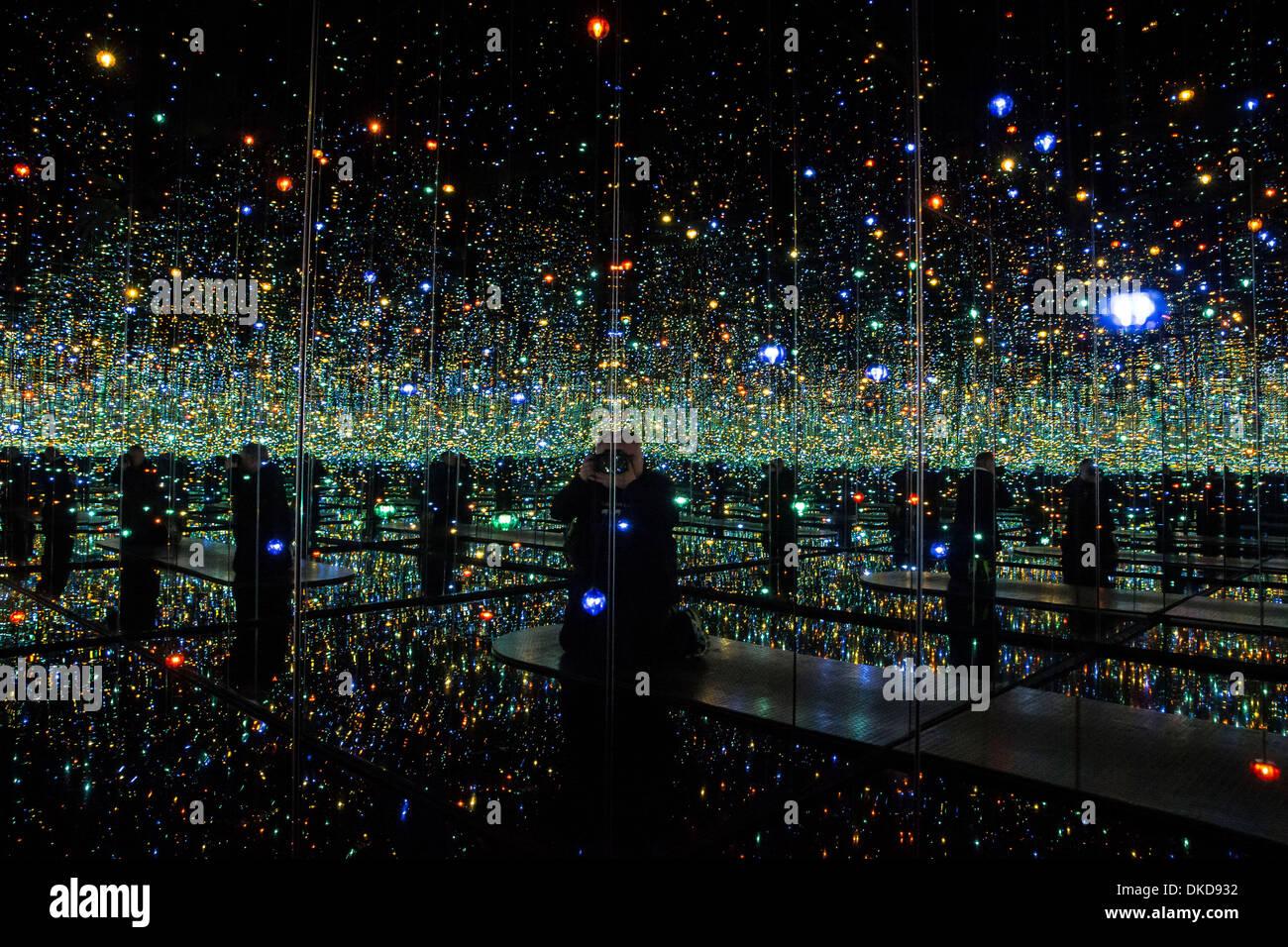 New York, Stati Uniti d'America. Il 4 dicembre 2013. David Zwirner presenta ' io che sono arrivati in cielo", la galleria del mostra inaugurale con Yayoi Kusama che abbraccia le tre posizioni della galleria. La mostra presenta venti sette nuovi dipinti di grandi dimensioni a fianco di un video recente installazione e due specchiata infinito camere di cui una è fatta appositamente per questa presentazione. Yayoi Kusama di lavoro ha superato due dei più importanti movimenti artistici della seconda metà del ventesimo secolo : pop art e minimalisim. Credito: Scott Houston/Alamy Live News Foto Stock