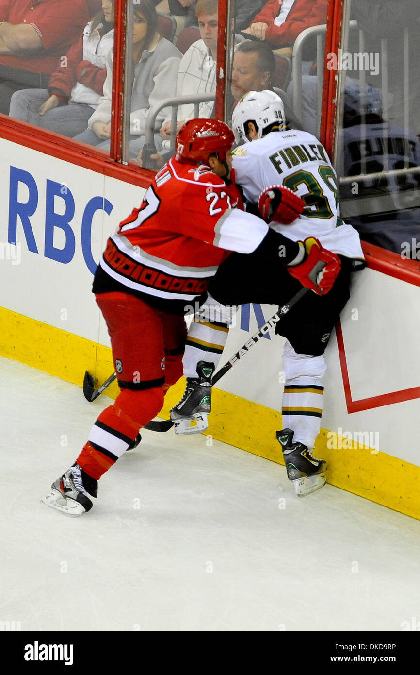 Nov. 6, 2011 - Raleigh, North Carolina, Stati Uniti - Carolina Hurricanes defenceman Derek Joslin (27) si inceppa Dallas Stars center Vernon Fiddler (38) Stars sconfitti gli uragani 5-2 a RBC Center in Raleigh North Carolina. (Credito Immagine: © Anthony Barham/Southcreek/ZUMAPRESS.com) Foto Stock