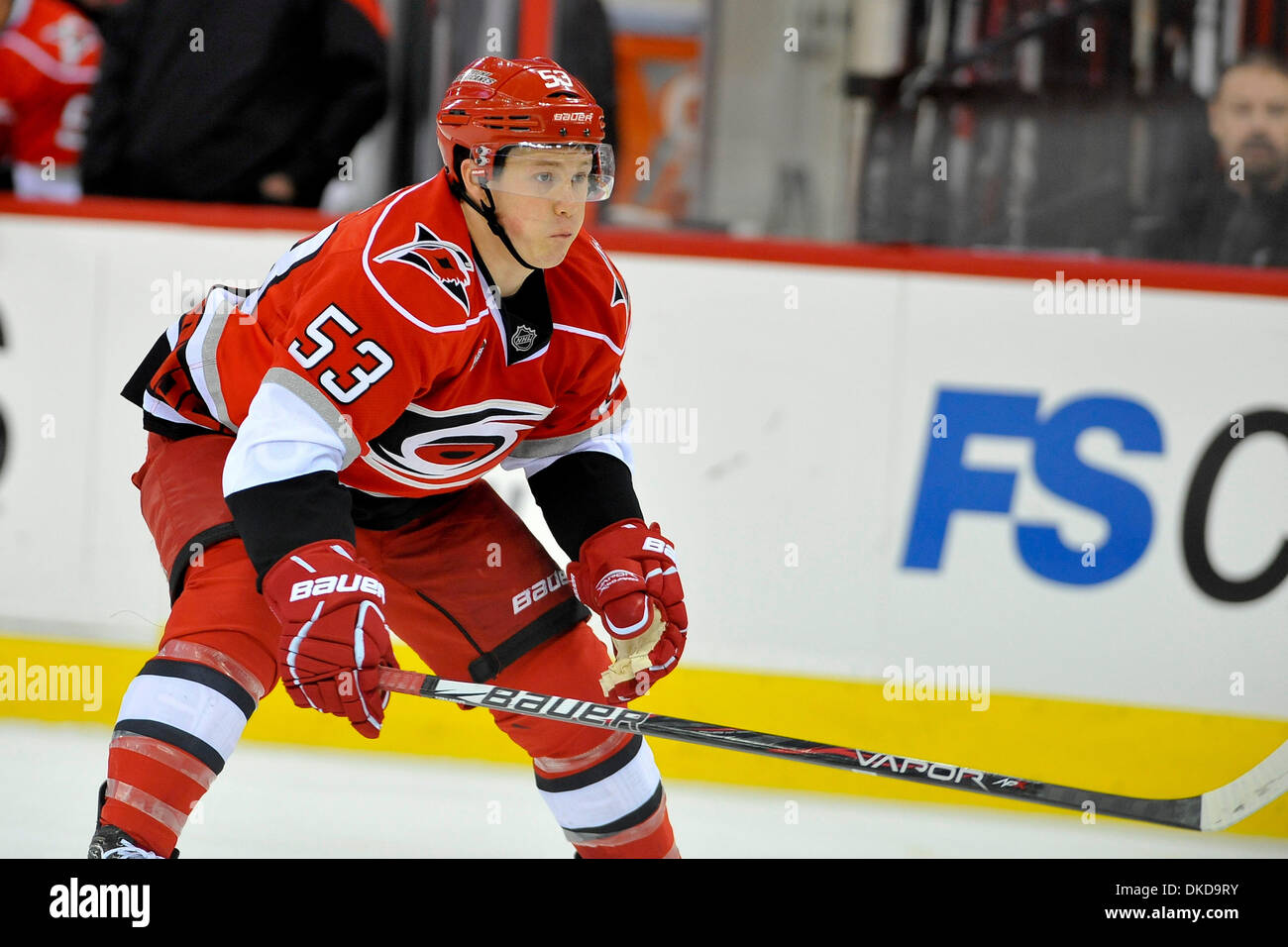 Nov. 6, 2011 - Raleigh, North Carolina, Stati Uniti - Carolina Hurricanes ala sinistra Jeff Skinner (53) Stars sconfitti gli uragani 5-2 a RBC Center in Raleigh North Carolina. (Credito Immagine: © Anthony Barham/Southcreek/ZUMAPRESS.com) Foto Stock