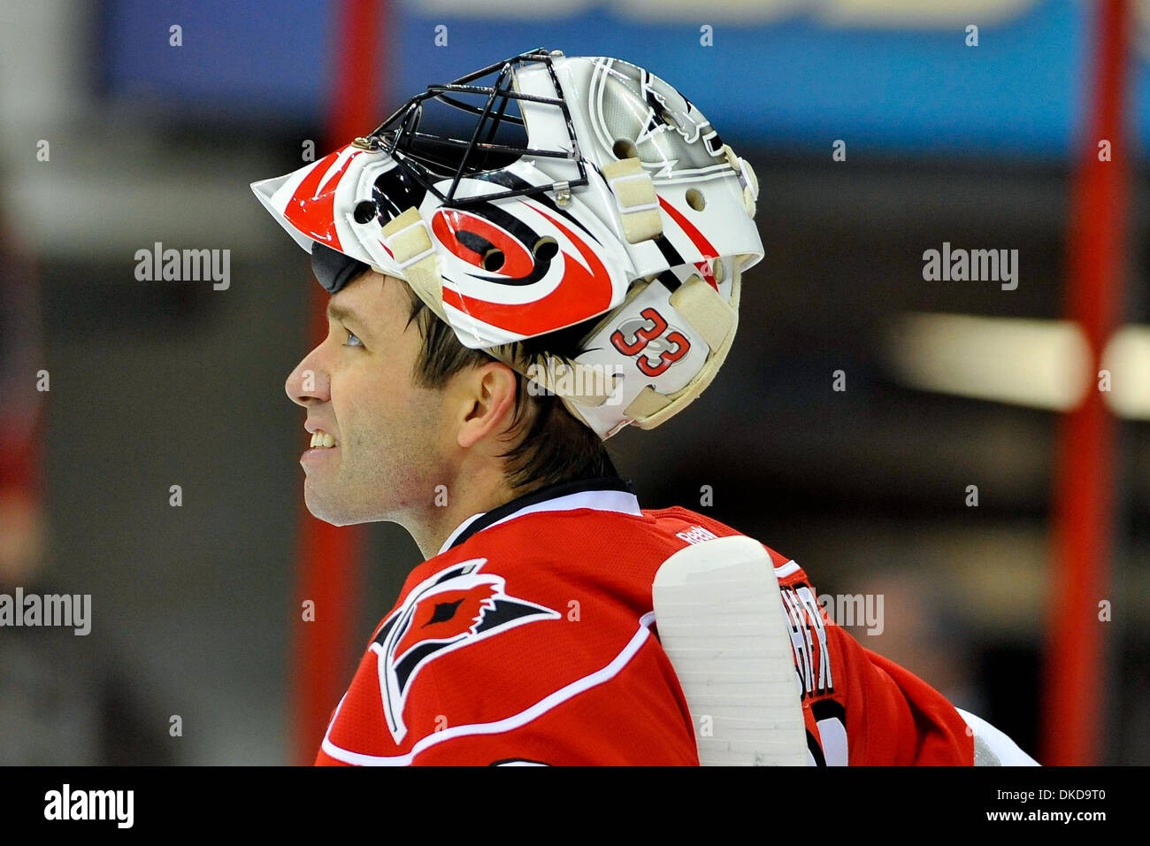 Nov. 6, 2011 - Raleigh, North Carolina, Stati Uniti - Carolina Hurricanes goalie Brian Boucher (33) solleva la maschera durante un timeout.Stars sconfitti gli uragani 5-2 a RBC Center in Raleigh North Carolina. (Credito Immagine: © Anthony Barham/Southcreek/ZUMAPRESS.com) Foto Stock