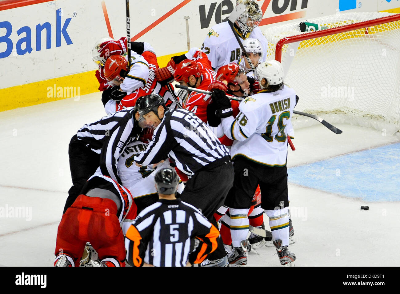 Nov. 6, 2011 - Raleigh, North Carolina, Stati Uniti - Carolina Hurricanes e Dallas Stars inizia a lottare.Stars sconfitti gli uragani 5-2 a RBC Center in Raleigh North Carolina. (Credito Immagine: © Anthony Barham/Southcreek/ZUMAPRESS.com) Foto Stock