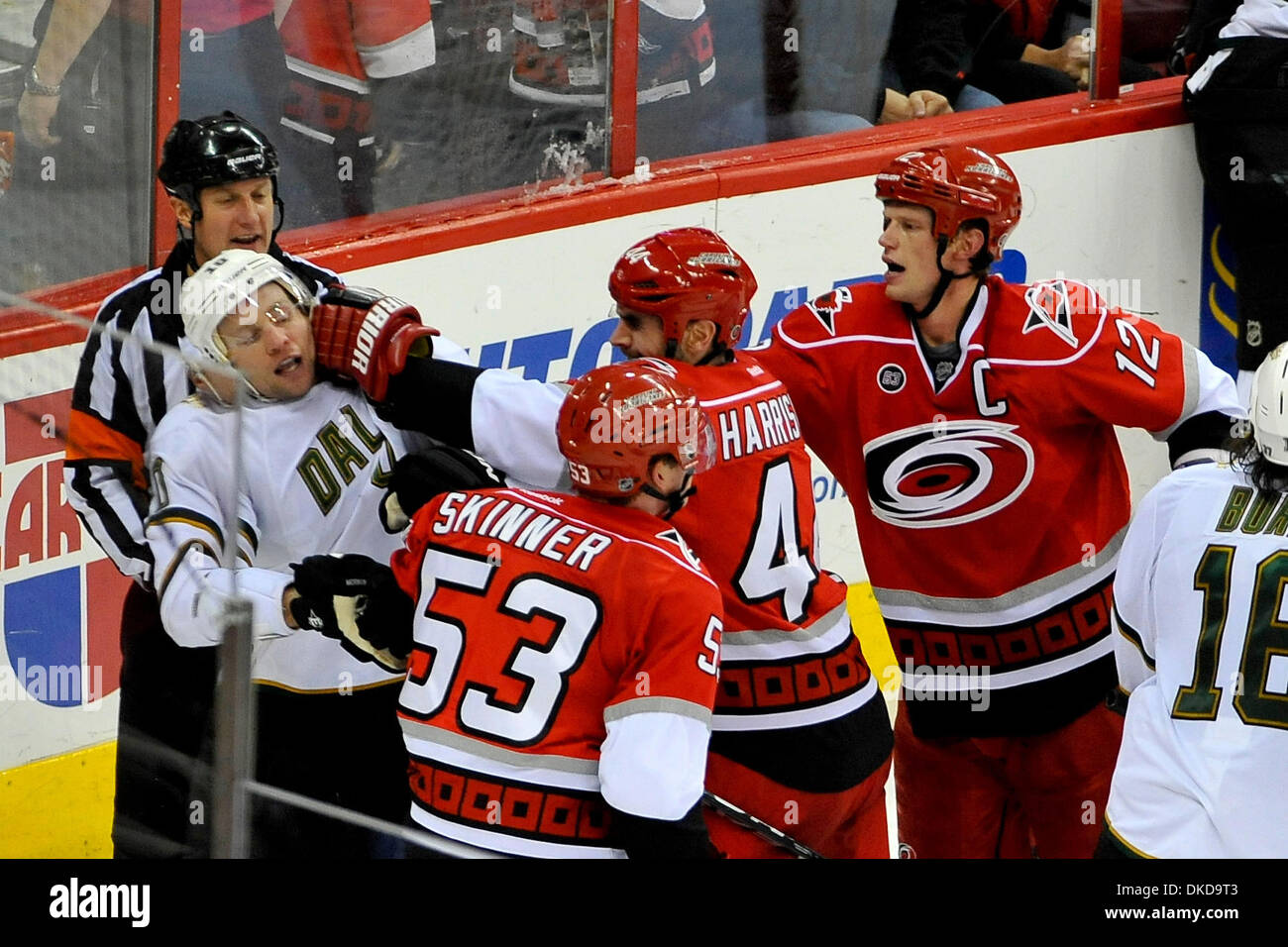 Nov. 6, 2011 - Raleigh, North Carolina, Stati Uniti - Dallas Stars ala sinistra Brenden Morrow (10) e Carolina Hurricanes defenceman Jamie McBain (4) gettare i punzoni.Stars sconfitti gli uragani 5-2 a RBC Center in Raleigh North Carolina. (Credito Immagine: © Anthony Barham/Southcreek/ZUMAPRESS.com) Foto Stock
