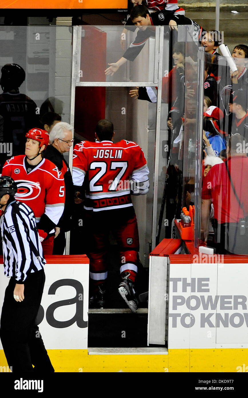 Nov. 6, 2011 - Raleigh, North Carolina, Stati Uniti - Carolina Hurricanes defenceman Derek Joslin (27) viene espulso dal gioco.Stars sconfitti gli uragani 5-2 a RBC Center in Raleigh North Carolina. (Credito Immagine: © Anthony Barham/Southcreek/ZUMAPRESS.com) Foto Stock