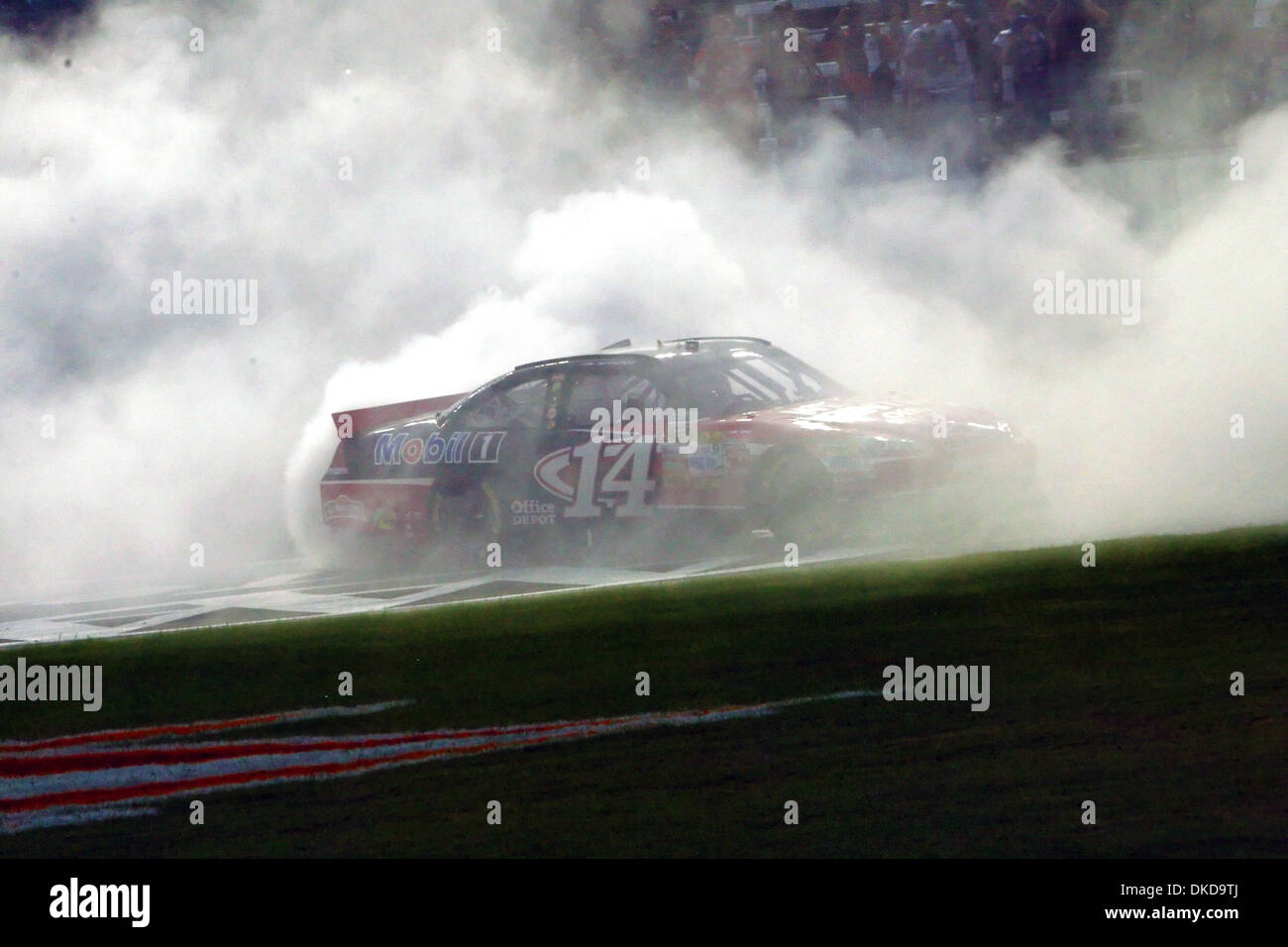 Nov. 6, 2011 - Fort Worth, Texas, USA - NASCAR Sprint Cup driver Tony Stewart (14) si brucia in ventole anteriori dopo aver vinto la AAA Texas 500. (Credito Immagine: © Andrew Dieb/Southcreek/ZUMAPRESS.com) Foto Stock