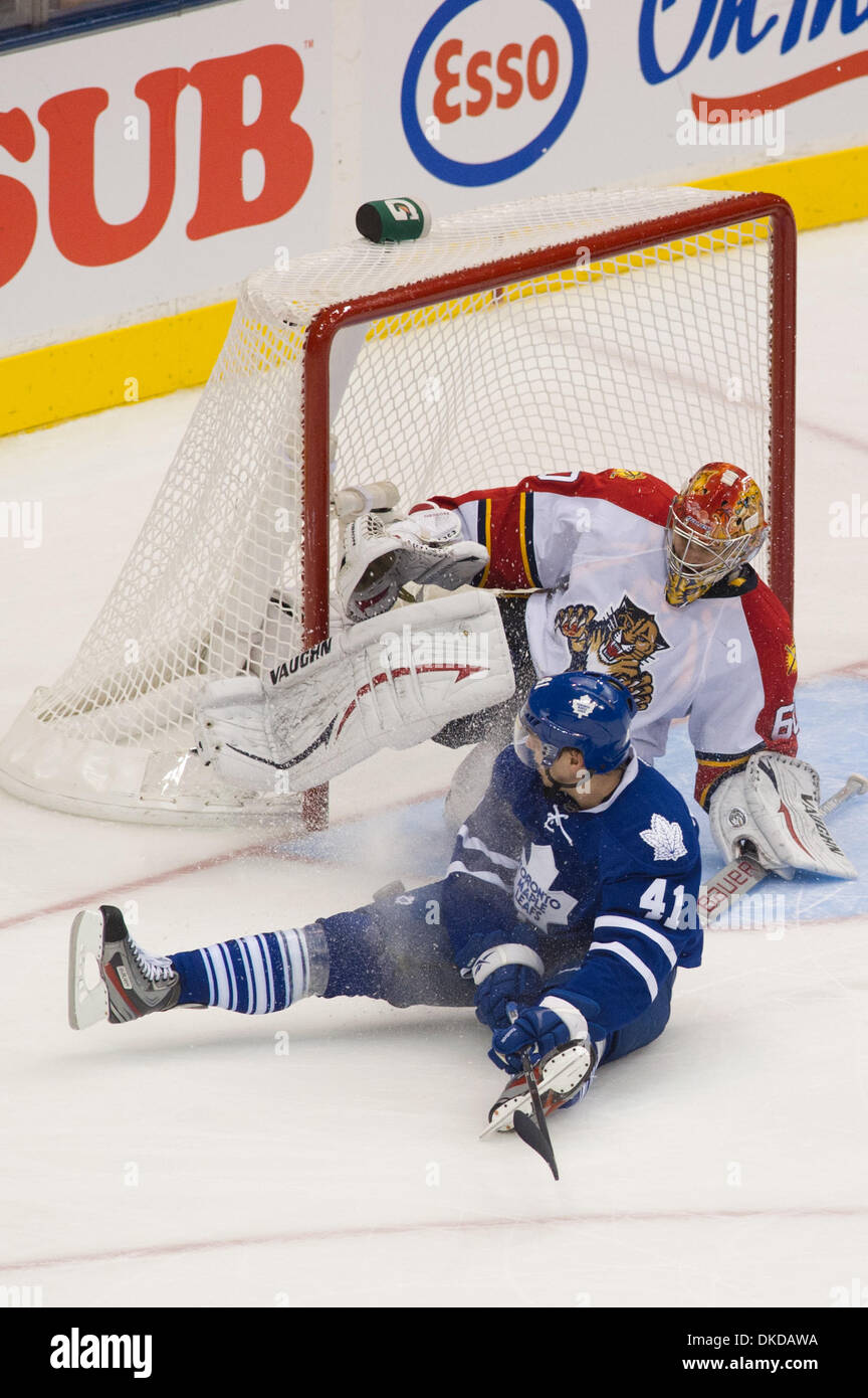 Nov. 8, 2011 - Toronto, Ontario, Canada - Florida Panthers goalie Jose Theodore (60) e Toronto Maple Leafs avanti Nikolai Kulemin (41) nel terzo periodo di azione. Il Florida Panthers sconfitto il Toronto Maple Leafs 5 - 1 a Air Canada Centre. (Credito Immagine: © Keith Hamilton/Southcreek/ZUMAPRESS.com) Foto Stock