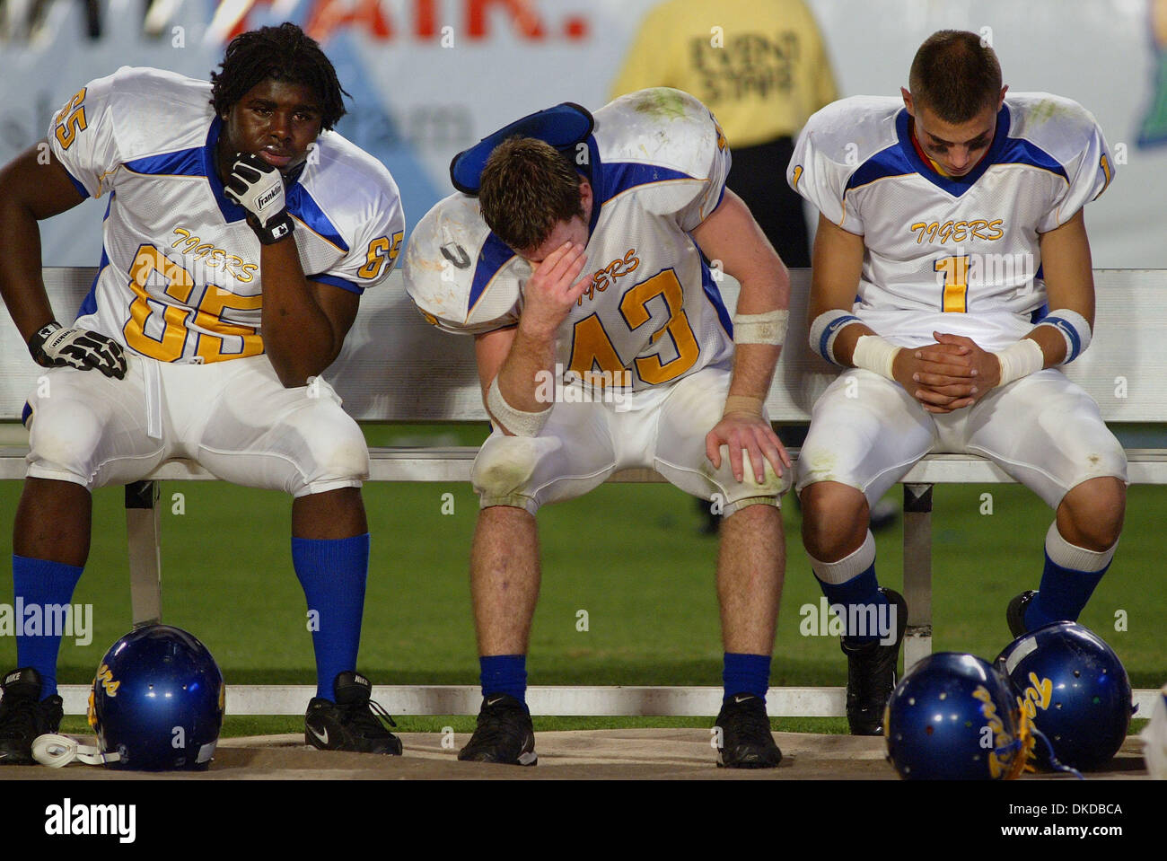 Dic 02, 2006; Miami, FL, Stati Uniti d'America; Clewiston (L-R) Willie Huggins, Carl Whitehead e Isandro Marquez sedersi sconsolato dopo la loro perdita nel sabato della classe FHSAA 2un campionato di calcio tra gioco Clewiston High School e la Scuola di Bolles al Dolphin Stadium di Miami. Credito: Foto di Erik M. Lunsford/Palm Beach post/ZUMA premere. (©) Copyright 2006 da Palm Beach Pos Foto Stock