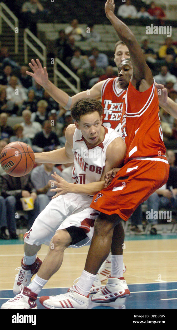 Dic 03, 2006; San Jose, CA, Stati Uniti d'America; Stanford guard MITCH JOHNSON trova il suo modo bloccato mentre si guida la baseline da MARTIN ZENO di Texas Tech durante il loro gioco a HP Pavilion. Stanford vince il primo dei due giochi nel decimo annuale di Pete Newell Sfida, 70-59. Credito: Foto di Bob Pepping/Contra Costa Times/ZUMA premere. (©) Copyright 2006 by Contra Costa Times Foto Stock