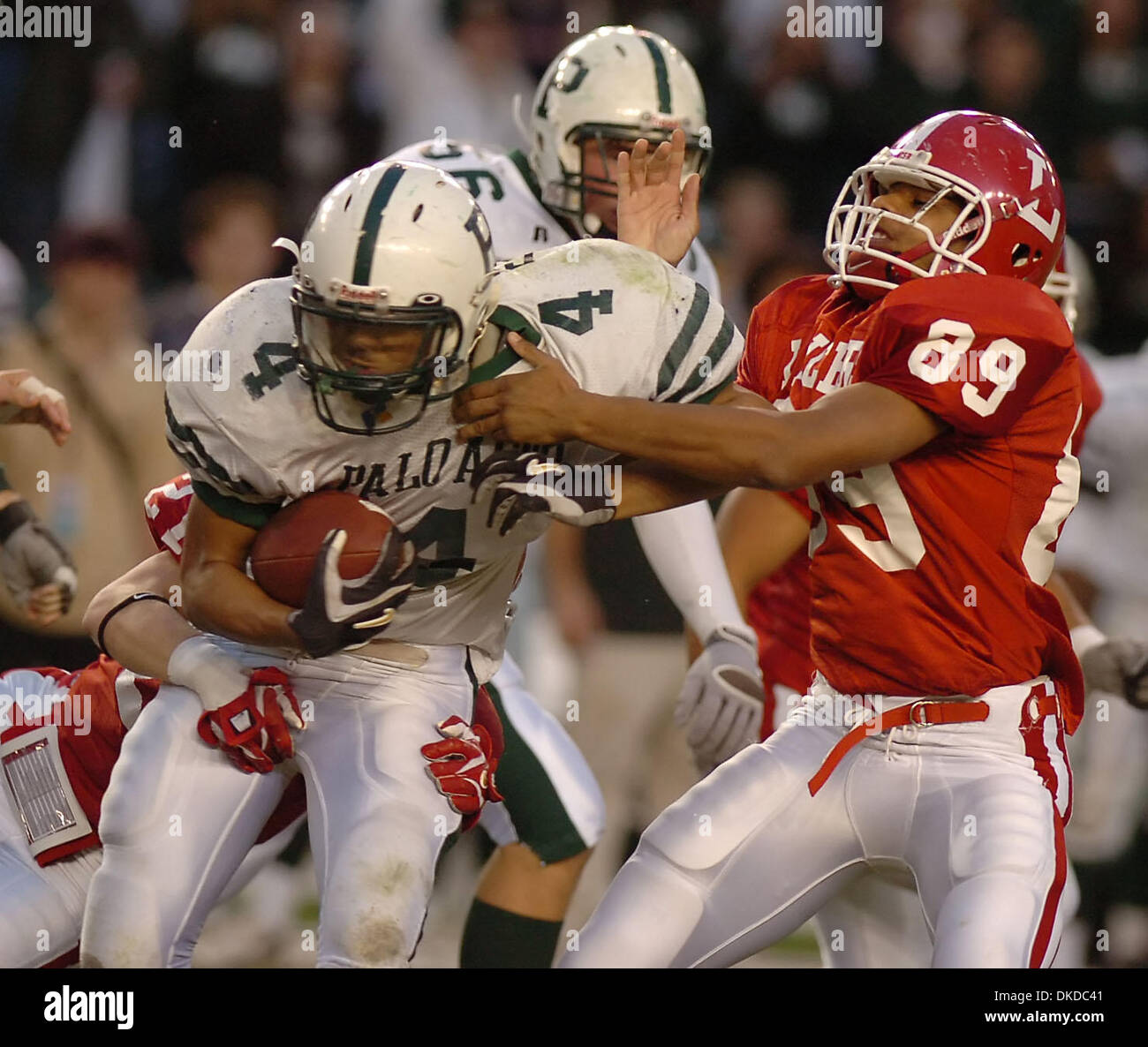 Dic 16, 2006; Carson, CA, Stati Uniti d'America; Palo Alto la volontà di FRAZIER, #4, viene affrontato da Orange Lutheran MICHAEL RICHARDSON, #89, nel secondo trimestre del California Interscholastic Federation Divisione uno stato bocce su Sabato, Dicembre 16, 2006 at Home Depot Center di Carson, California Credito: Foto di Jose Carlos Fajardo/Contra Costa Times/ZUMA premere. (©) Copyright 2006 b Foto Stock