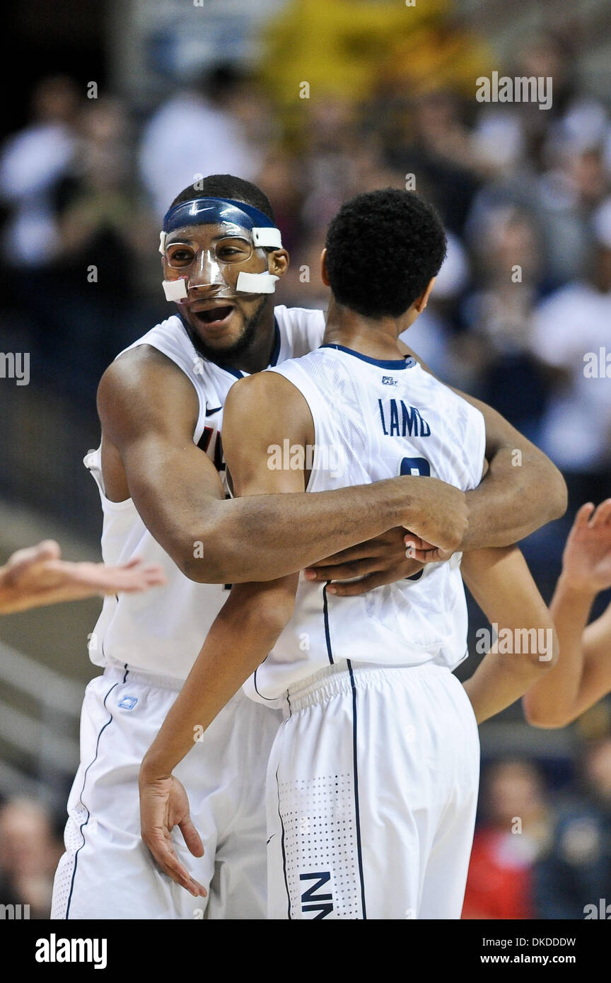 Nov. 11, 2011 - Storrs, Connecticut, Stati Uniti - Connecticut C Andre Drummond (12) abbraccia G/F Jeremy Lamb (3) dopo aver fatto un colpo nella prima metà. Connecticut Huskies conduce la Columbia Lions 37 - 22 dopo la metà a Gampel Pavilion. (Credito Immagine: © Geoff Bolte/Southcreek/ZUMAPRESS.com) Foto Stock