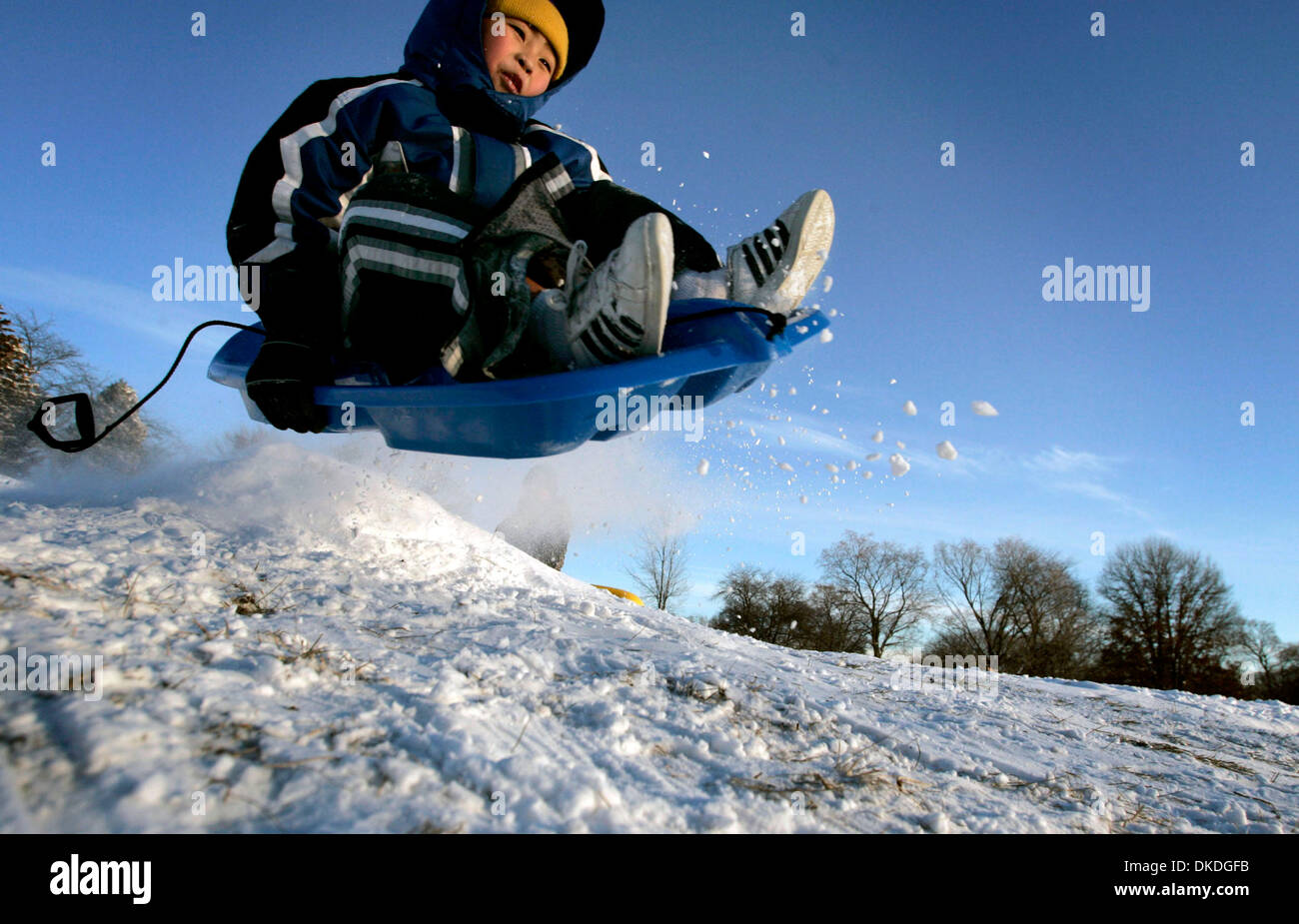 Jan 03, 2007; Golden Balley, MN, Stati Uniti d'America; LOR CHANG, 8, di Minneapolis, MN ha ottenuto alcuni aria off di un salto mentre slittino a Teodoro Wirth Park in Golden Valley, lunedì pomeriggio. Credito: Foto di Carlos Gonzalez/ Minneapolis Star Tribune/ZUMA premere. (©) Copyright 2007 da Minneapolis Star Tribune Foto Stock