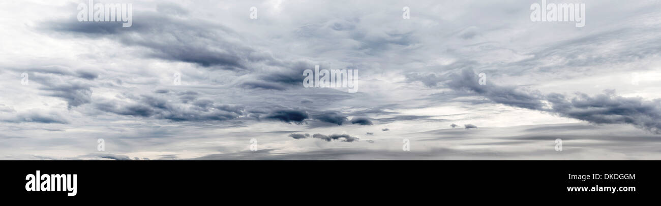 Nuvole grigie nel cielo di tempesta Foto Stock