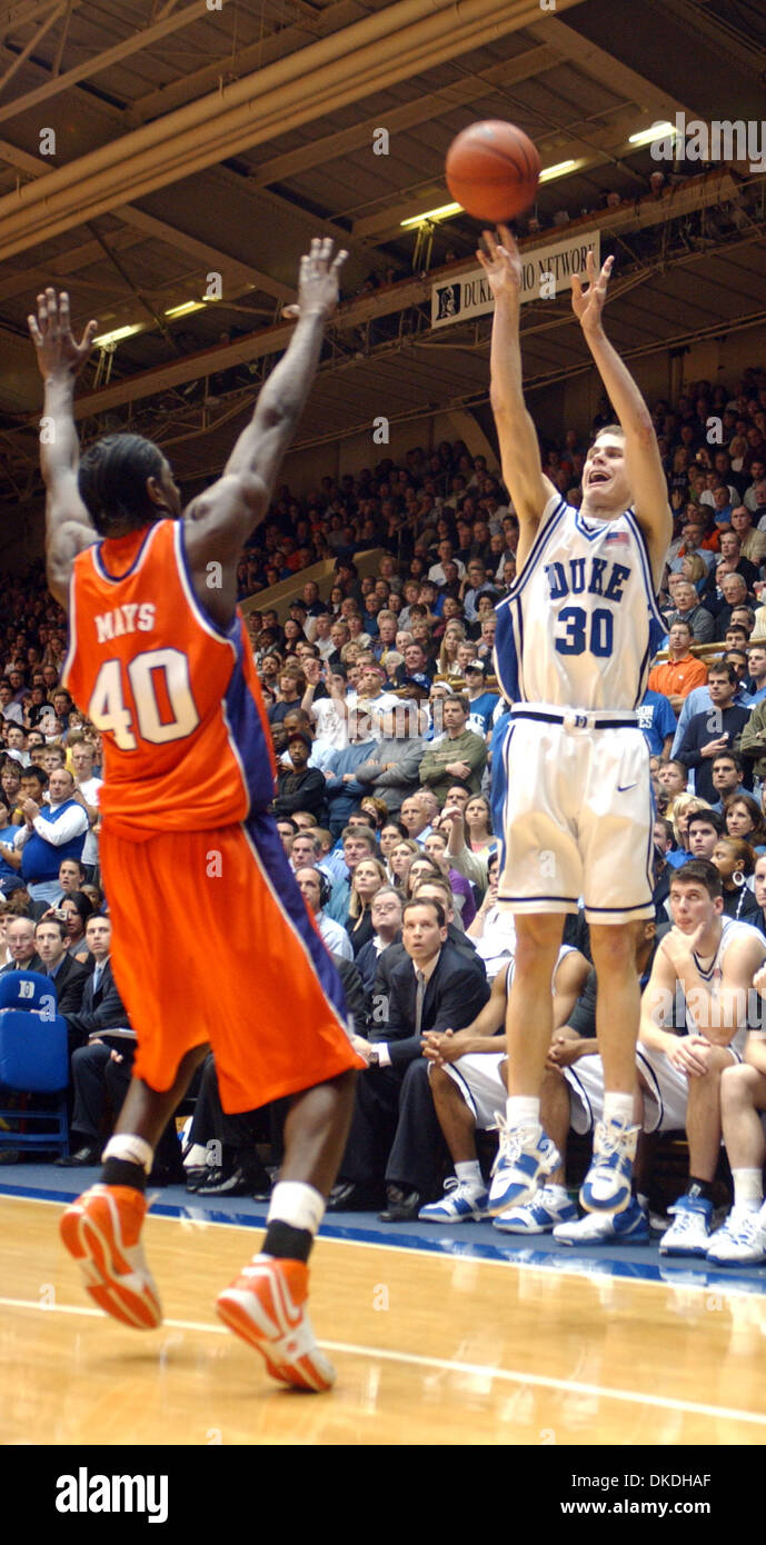 Jan 26, 2007 - Durham, NC, Stati Uniti d'America - NCAA College Basketball Duca Bluedevils (30) JON SCHEYER prende un jump shot come Clemson Tigers (40) JAMES MAYS tenta di bloccare come il Duca Bluedevils battere la Clemson Tigers 68-66 come hanno giocato a Cameron Indoor Stadium si trova nel campus della Duke University. Foto Stock