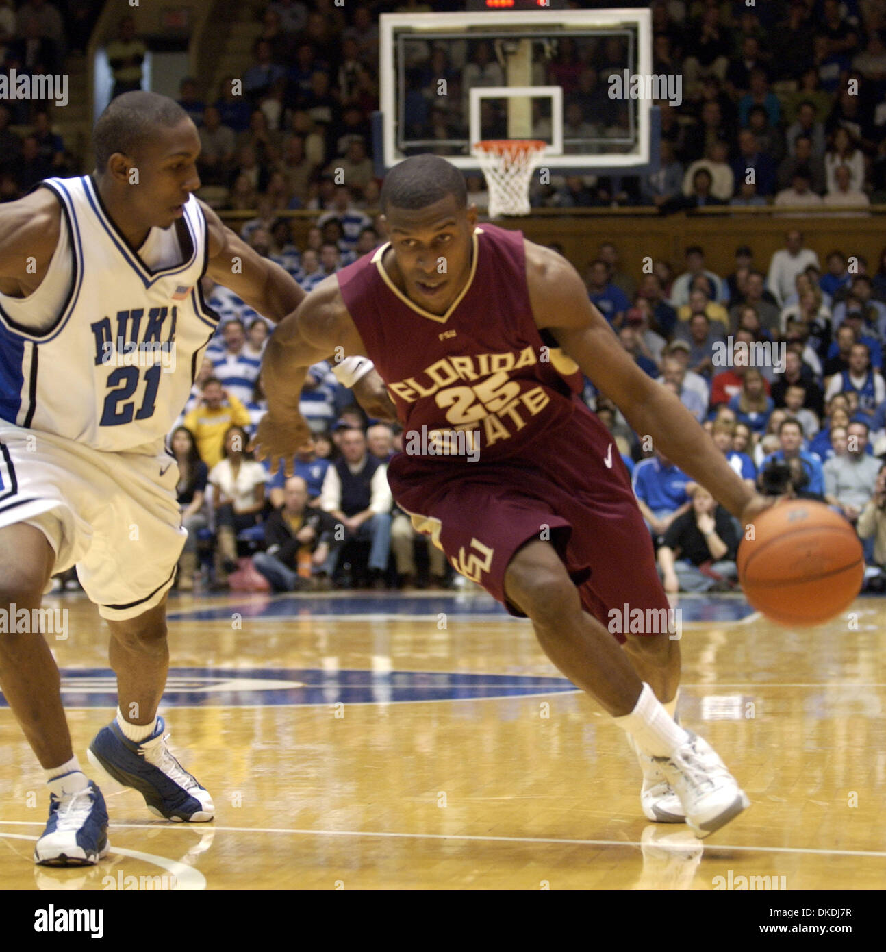 Feb 05, 2007 - Durham, NC, Stati Uniti d'America - NCAA College Basketball Duca Bluedevils (21) DeMARCUS Nelson le protezioni dello stato della Florida Seminoles (25) Jason ricca come la Florida State Seminoles battere il duca Bluedevils con un punteggio finale di 68-67 come hanno giocato a Cameron Indoor Stadium si trova sul campus della Duke University. Foto Stock