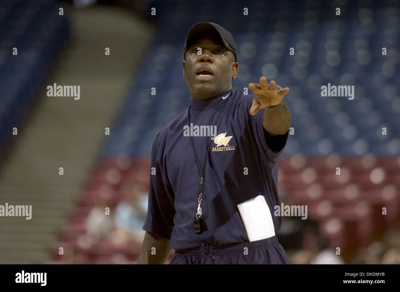 Mar 13, 2007 - Sacramento, CA, Stati Uniti d'America - NCAA Basket: KARL HOBBS (CQ) head coach di George Washington University durante il mercoledì pomeriggio pratica prima del 1° round di uomini del NCAA Basket campionato regionale occidentale di Arco Arena. (Credito Immagine: © Jose Luis Villegas/Sacramento Bee/ZUMA Premere) Restrizioni: USA diritti tabloid fuori! Foto Stock