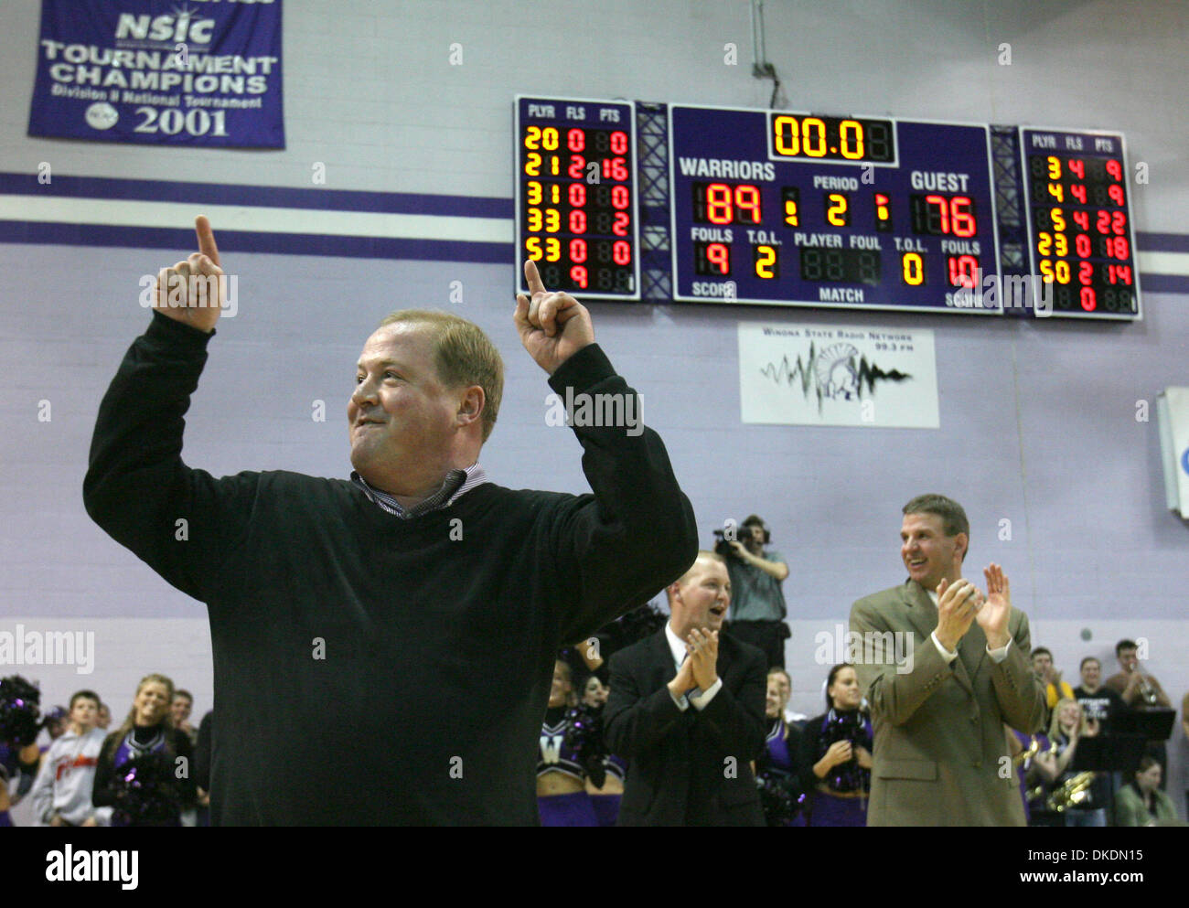 Mar 13, 2007 - Winona, MN, Stati Uniti - No. 1 classificato Winona State University ha sconfitto Minnesota Mankato 89 - 76 nel loro NCAA Divisione II North Central Campionato Regionale gioco martedì notte a McCowan Palestra sul Winona State campus. Nella foto: Winona stato capo allenatore Mike LEAF riconosce le acclamazioni della folla dopo i suoi guerrieri Mankato sconfitto martedì sera a Foto Stock