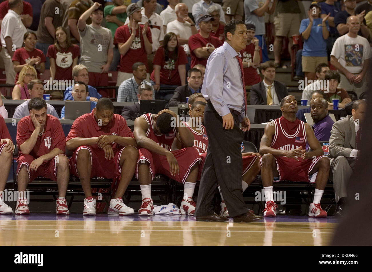 Mar 17, 2007 - Sacramento, CA, Stati Uniti d'America - Indiana coach KELVIN SAMPSON e il banco Hoosier vedere il gioco scivolando via nei secondi finali della seconda metà del Sabato pomeriggio 2° round di uomini del NCAA Basket Campionato Regionale tra UCLA e Indiana ad Arco Arena a Sacramento, in California. (Credito Immagine: © Jose Luis Villegas/Sacramento Bee/ZUMA Premere) Restrizioni: STATI UNITI Foto Stock