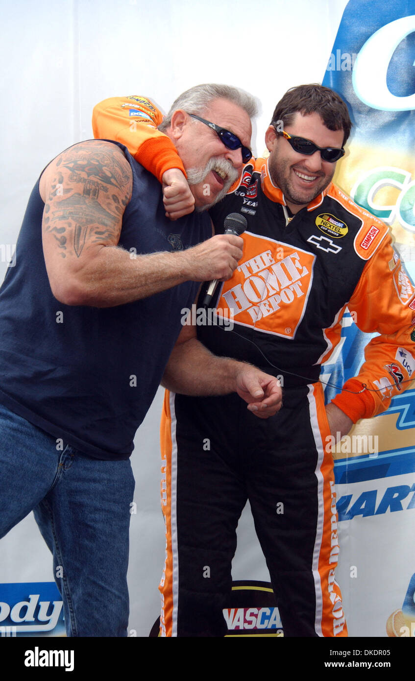 Apr 01, 2007 - Martinsville, VA, Stati Uniti d'America - Nextel Cup driver Tony Stewart e American Chopper PAUL TEUTUL SR prende un momento per parlare con ciascun altro prima dell' inizio della Goody Cool Orange 500 Nextel gara che si svolge in Martinsville Speedway. (Credito Immagine: © Jason Moore/ZUMA Press) Foto Stock