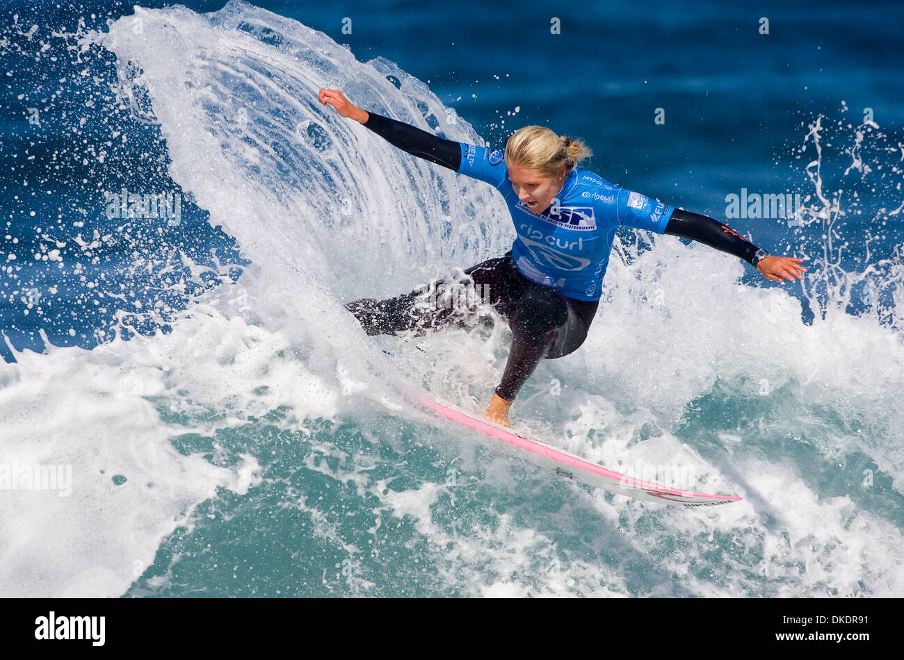 Apr 04, 2007 - Bells Beach, Australia - STEPHANIE GILMORE (Aus) è passante per i quarti di finale dopo una grande rotonda calore tre conquistare Claire Bevilacqua (Aus). Gilmore dovrà affrontare il Chelsea siepi (Aus) in un attesissimo quarto scontro finale. (Credito Immagine: © Steve Robertson/ASP-Coperto Immagini/ZUMA Press) Foto Stock