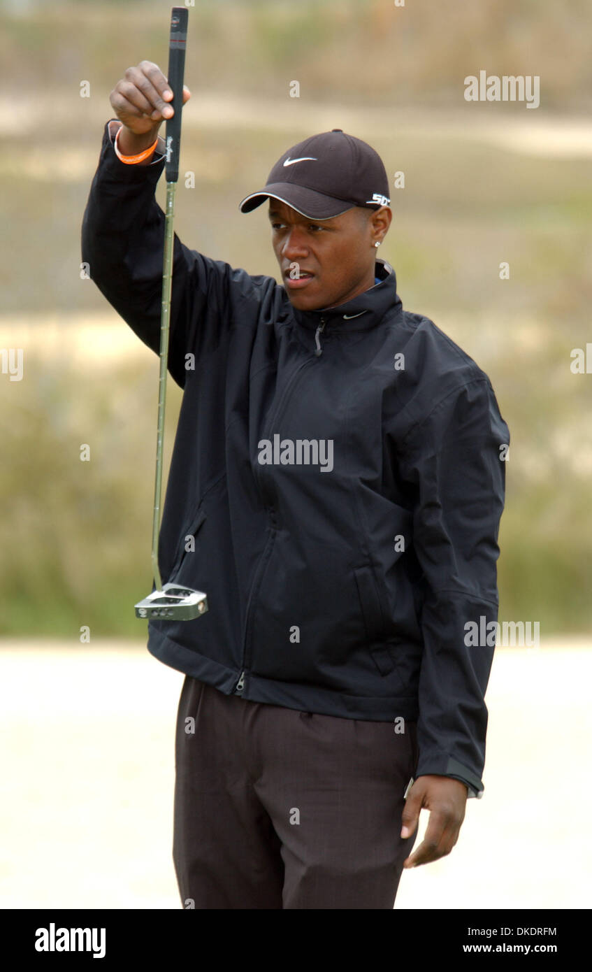 Apr 09, 2007 - Myrtle Beach, SC, Stati Uniti d'America - musicista Javier Colon gioca una partita di golf presso il Hootie annuale e il Blowfish lunedì dopo la celebrità Masters Pro-Am golf tournament che ha avuto luogo presso il Club di colorante al Barefoot Resort situato in Myrtle Beach. (Credito Immagine: © Jason Moore/ZUMA Press) Foto Stock