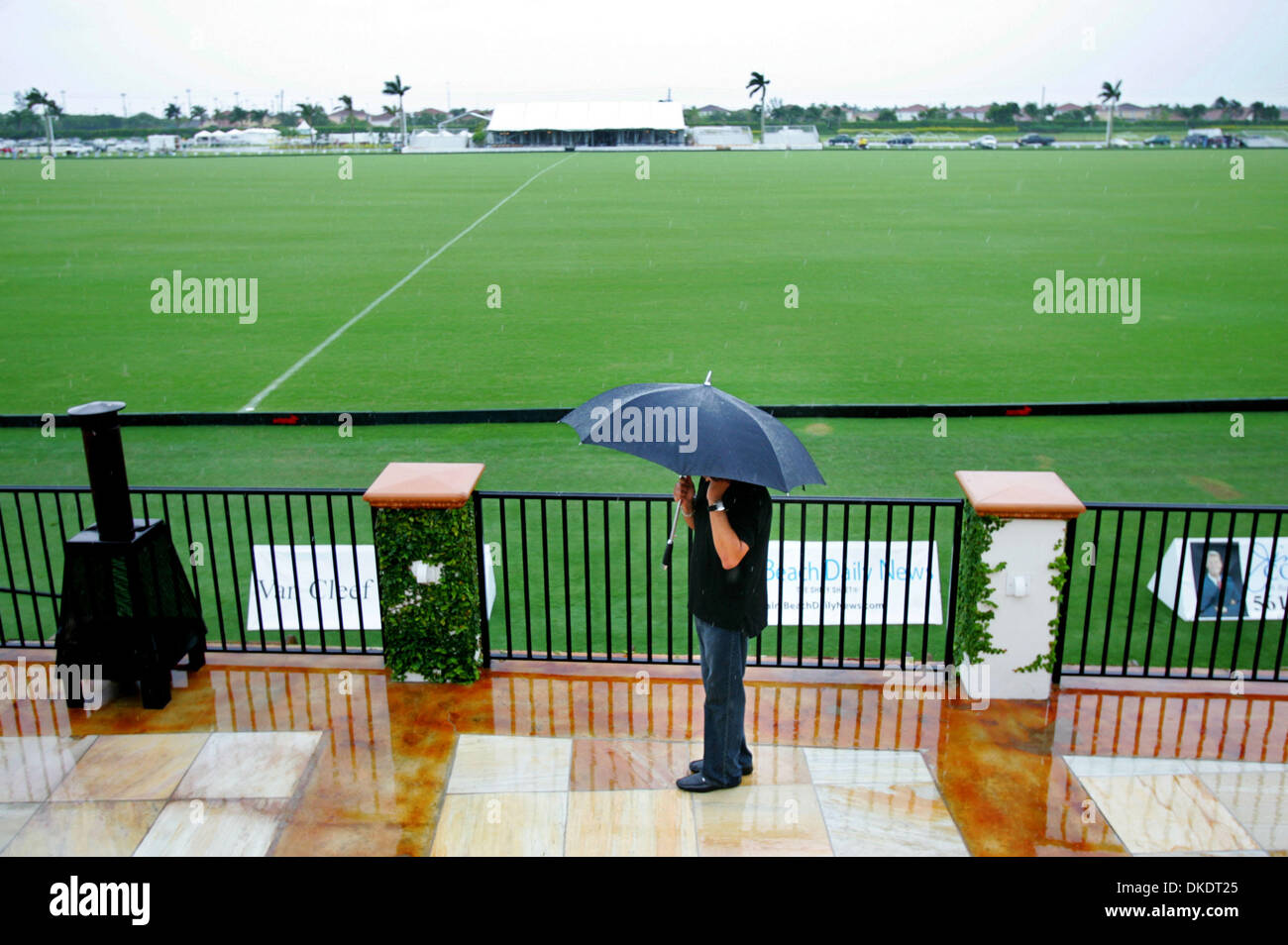 Apr 15, 2007 - Wellington, FL, Stati Uniti d'America - Polo fan KEVIN RAY, di Palm Beach Gardens, invita gli amici a cambiare piani dopo la Stanford U.S. Aprire quarti di finale tra San Saba e Orchard Hill sono stati annullati alla International Polo Club in Wellington Domenica. (Credito Immagine: © Richard Graulich/Palm Beach post/ZUMA Premere) Restrizioni: USA diritti tabloid fuori! Foto Stock