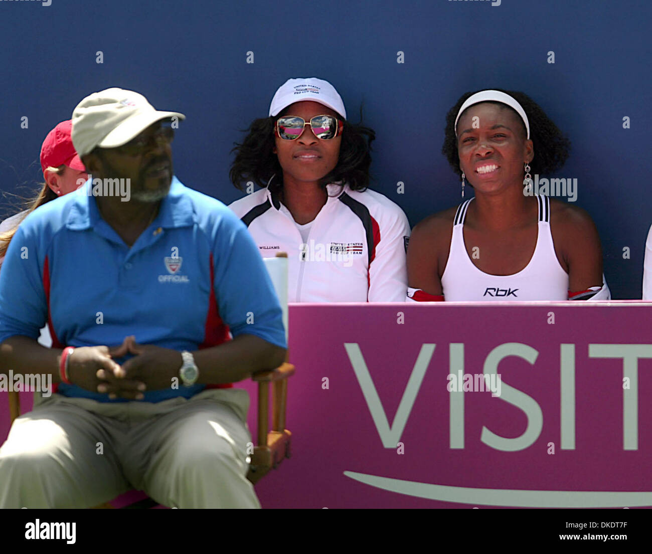 Apr 22, 2007 - Delray Beach, FL, Stati Uniti d'America - Sorelle Serena e Venus Williams si siedono prima dell inizio del match di tennis TRA STATI UNITI D'AMERICA'S Vania KING Kirsten Flipkens del Belgio al Delray Beach Tennis Center domenica. (Credito Immagine: © Damon Higgins/Palm Beach post/ZUMA Premere) Restrizioni: USA diritti tabloid fuori! Foto Stock