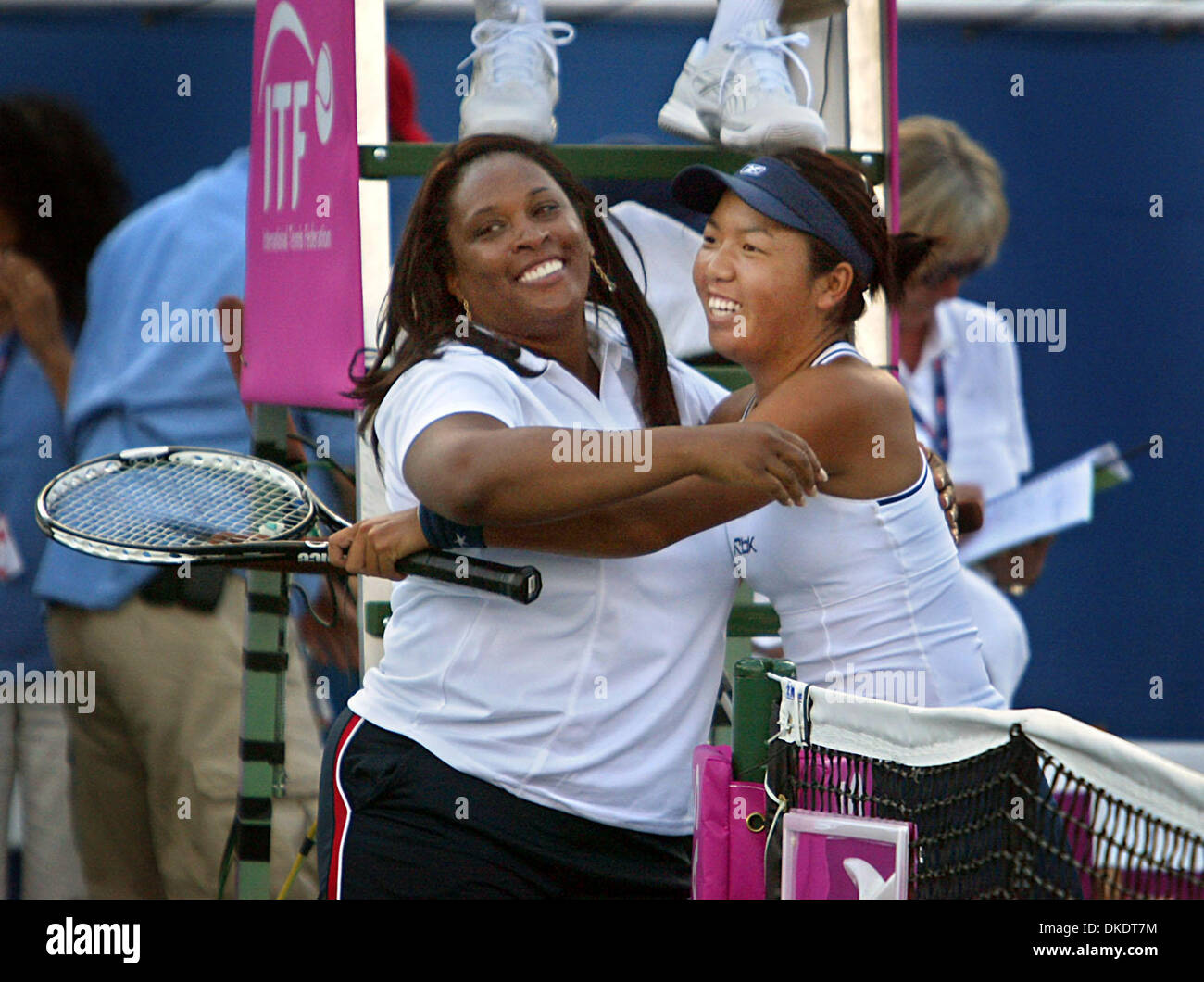 Apr 22, 2007 - Delray Beach, FL, Stati Uniti d'America - Vania KING abbracci gli Stati Uniti Fed Cup capitano Zina Garrison seguendo il suo vincere Domenica contro Kirsten Flipkens del Belgio al Delray Beach Tennis Center. (Credito Immagine: © Damon Higgins/Palm Beach post/ZUMA Premere) Restrizioni: USA diritti tabloid fuori! Foto Stock