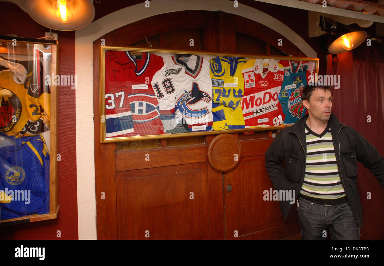 Apr 27, 2007 - Ornskoldsvik, Svezia - Questo ristorante pizzeria è stato un ritrovo per giocatori di hockey a partire dal 1976 quando Erik Holmberg e Anders Molin "adottata". Da allora modo giocatori di hockey abitualmente mangiato qui prima di giochi a casa. Ora le pareti della Mamma Mia sono completamente coperte con maglie firmato, bastoncini, Puck, scambio di carte e foto rendendo il de-facto museo di hockey egli Foto Stock