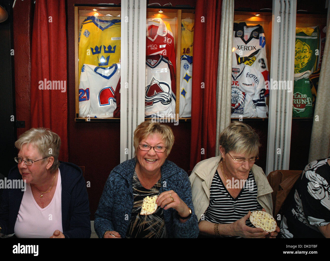 Apr 27, 2007 - Ornskoldsvik, Svezia - Questo ristorante pizzeria è stato un ritrovo per giocatori di hockey a partire dal 1976 quando Erik Holmberg e Anders Molin "adottata". Da allora modo giocatori di hockey abitualmente mangiato qui prima di giochi a casa. Ora le pareti della Mamma Mia sono completamente coperte con maglie firmato, bastoncini, Puck, scambio di carte e foto rendendo il de-facto museo di hockey egli Foto Stock