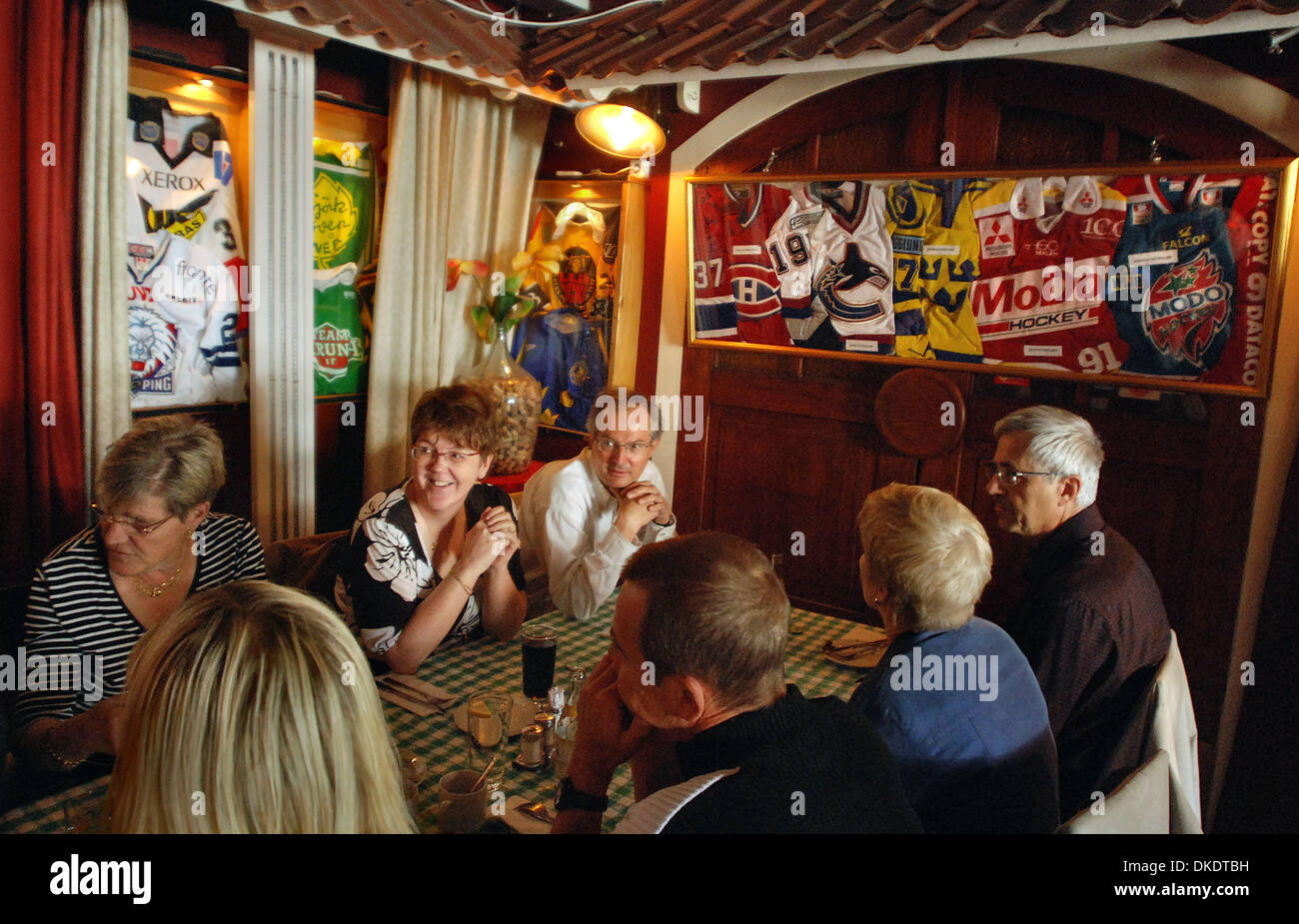 Apr 27, 2007 - Ornskoldsvik, Svezia - Questo ristorante pizzeria è stato un ritrovo per giocatori di hockey a partire dal 1976 quando Erik Holmberg e Anders Molin "adottata". Da allora modo giocatori di hockey abitualmente mangiato qui prima di giochi a casa. Ora le pareti della Mamma Mia sono completamente coperte con maglie firmato, bastoncini, Puck, scambio di carte e foto rendendo il de-facto museo di hockey egli Foto Stock