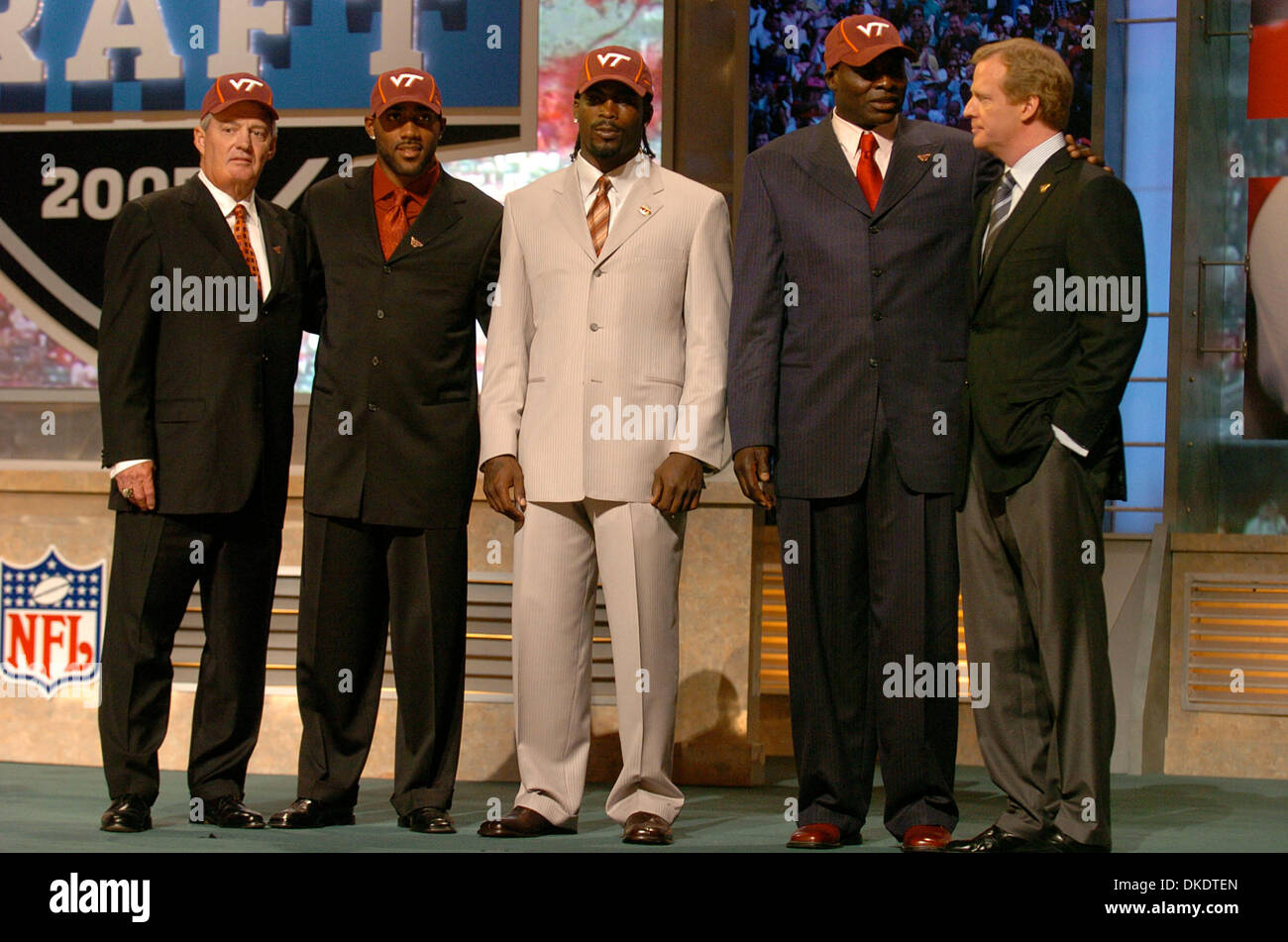 Apr 28, 2007 - Manhattan, NY, STATI UNITI D'AMERICA - LtoR: Virginia Tech football head coach FRANK Beamer con la Virginia Tech alumni DEANGELO HALL, Michael Vick, Bruce Smith e la NFL Commissario ROGER GOODELL posano per una fotografia al 2007 NFL Draft al Radio City Music Hall. (Credito Immagine: © Bryan Smith/ZUMA Premere) Restrizioni: New York City Paper diritti! Foto Stock