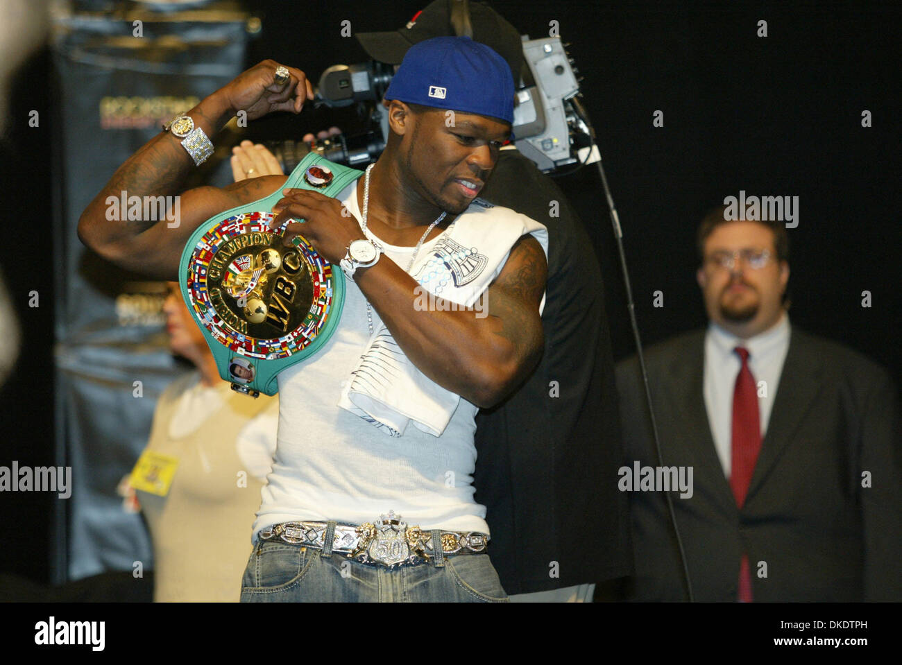 Maggio 04, 2007 - Las Vegas, NV, Stati Uniti d'America - Il mondo attende: rapper 50 Cent detiene Mayweather del campionato delle cinghie sul pesa per il 5 maggio bout di Floyd Mayweather contro Oscar de la Hoya al MGM Grand. 50 Cent eseguirà quando Mayweather fa il suo ingresso ad anello. (Credito Immagine: © Mary Ann Owen/ZUMA Press) Foto Stock