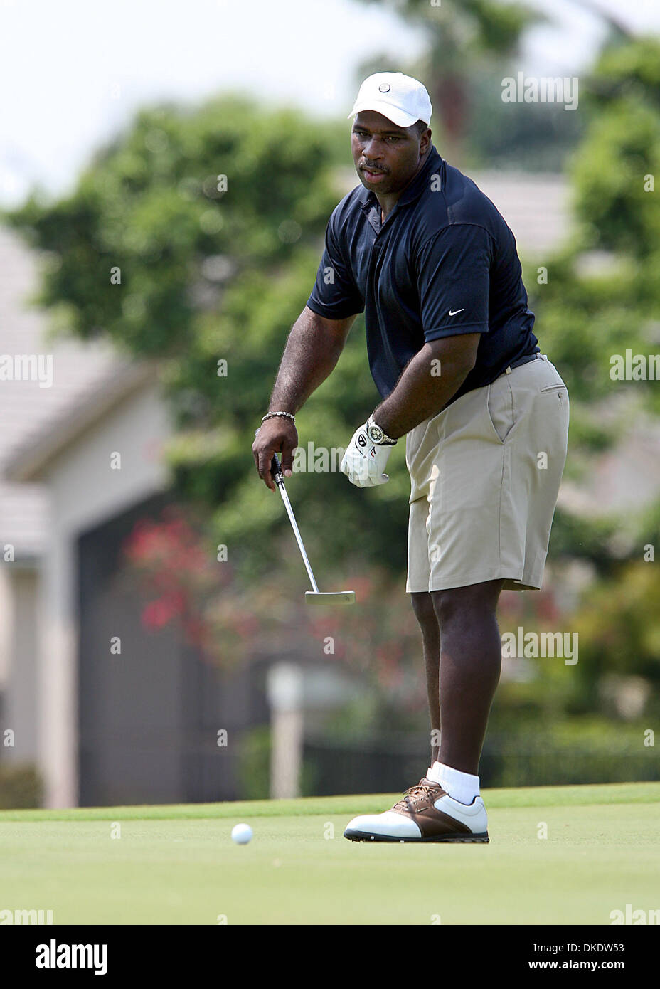 Apr 30, 2007 - Boca Raton, FL, Stati Uniti d'America - Ex Miami Dolphin KEITH BYERS orologi un putt sul quinto foro durante il 2007 leggende sportive Golf Classica del torneo al suono rotto Club lunedì.(Immagine di credito: © Richard Graulich/Palm Beach post/ZUMA Premere) Restrizioni: USA diritti tabloid fuori! Foto Stock