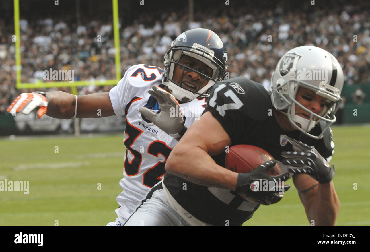 Oakland Raiders Tim Dwight cale in un touchdown su Denver Broncos Dre Bly nel 1 ° trimestre del loro gioco in McAfee Coliseum di Oakland California, Domenica, 2 dicembre 2007. (Bob Larson/Contra Costa Times/ZUMA Press) Foto Stock