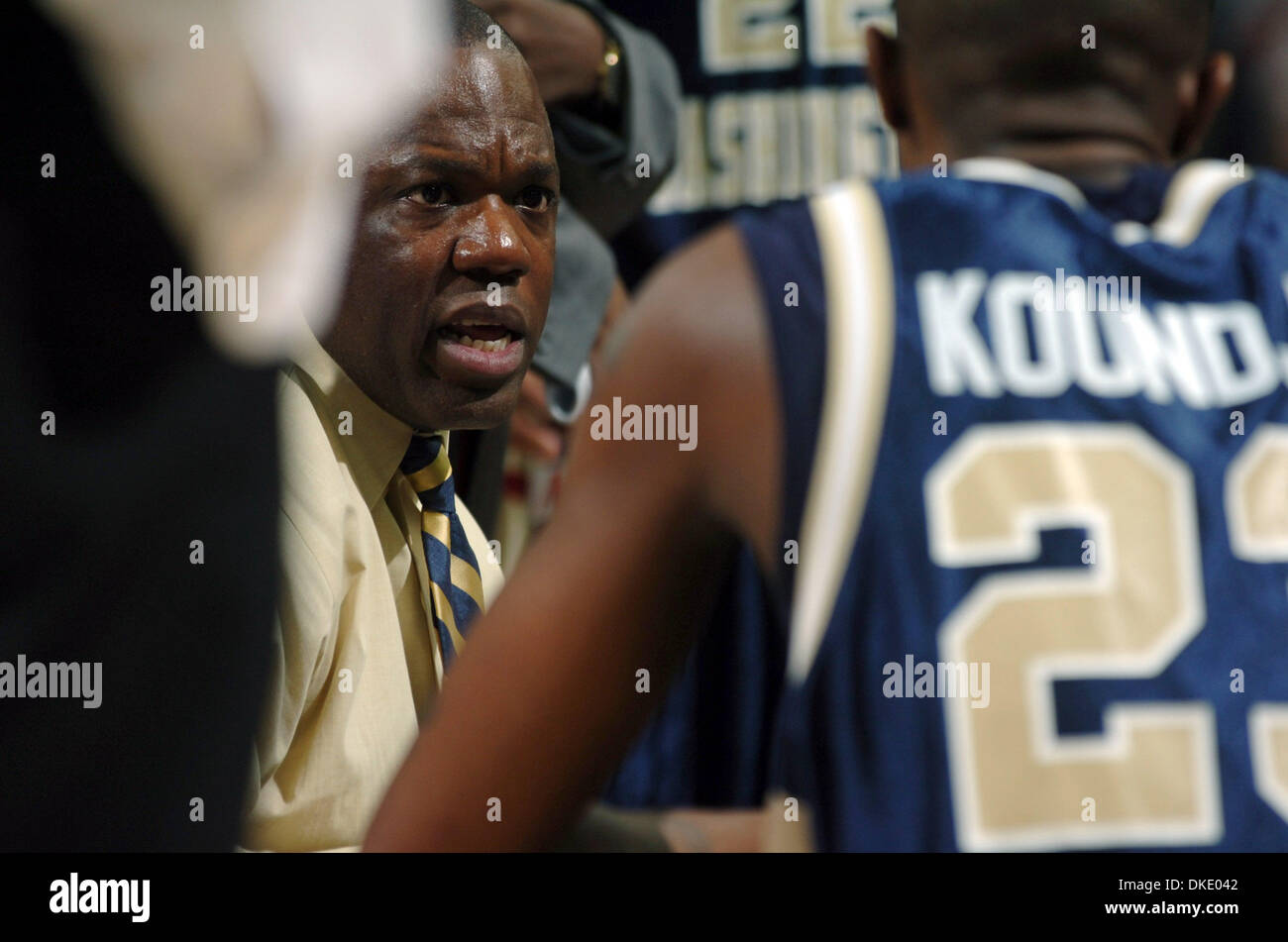 Mar 15, 2007 - Sacramento, CA, Stati Uniti d'America - George Washington head coach Karl Hobbs colloqui con il suo team nella seconda metà del loro gioco a uomini del NCAA torneo di basket ad Arco Arena. Vanderbilt beat WSU 77-44. (Credito Immagine: © Carl Costas/Sacramento Bee/ZUMA Press) Foto Stock