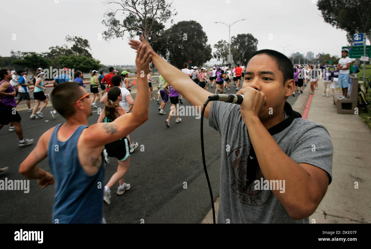 Giu 03, 2007 - San Diego, CA, Stati Uniti d'America - Migliaia di partecipanti al decimo in esecuzione del San Diego Rock 'n' Roll Marathon ha iniziato la gara in sesta Avenue e Palm Street la voce di Sesta Avenue a University Avenue. (Credito Immagine: © Howard Lipin/SDU-T/ZUMA Premere) Restrizioni: la e Orange County Papers diritti! E USA diritti tabloid fuori! Foto Stock