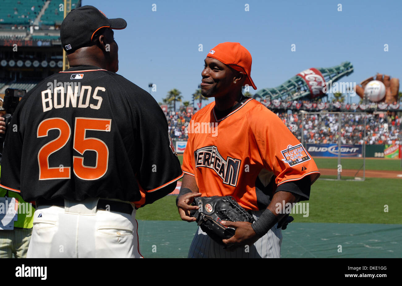 Minnesota Twins' Torii Hunter parla a San Francisco Giants' Barry Bonds prima dell'inizio del 2007 Home Run Derby di AT&T Park di San Francisco, California, lunedì 9 luglio 2007. (Contra Costa Times/Jose Carlos Fajardo) Foto Stock