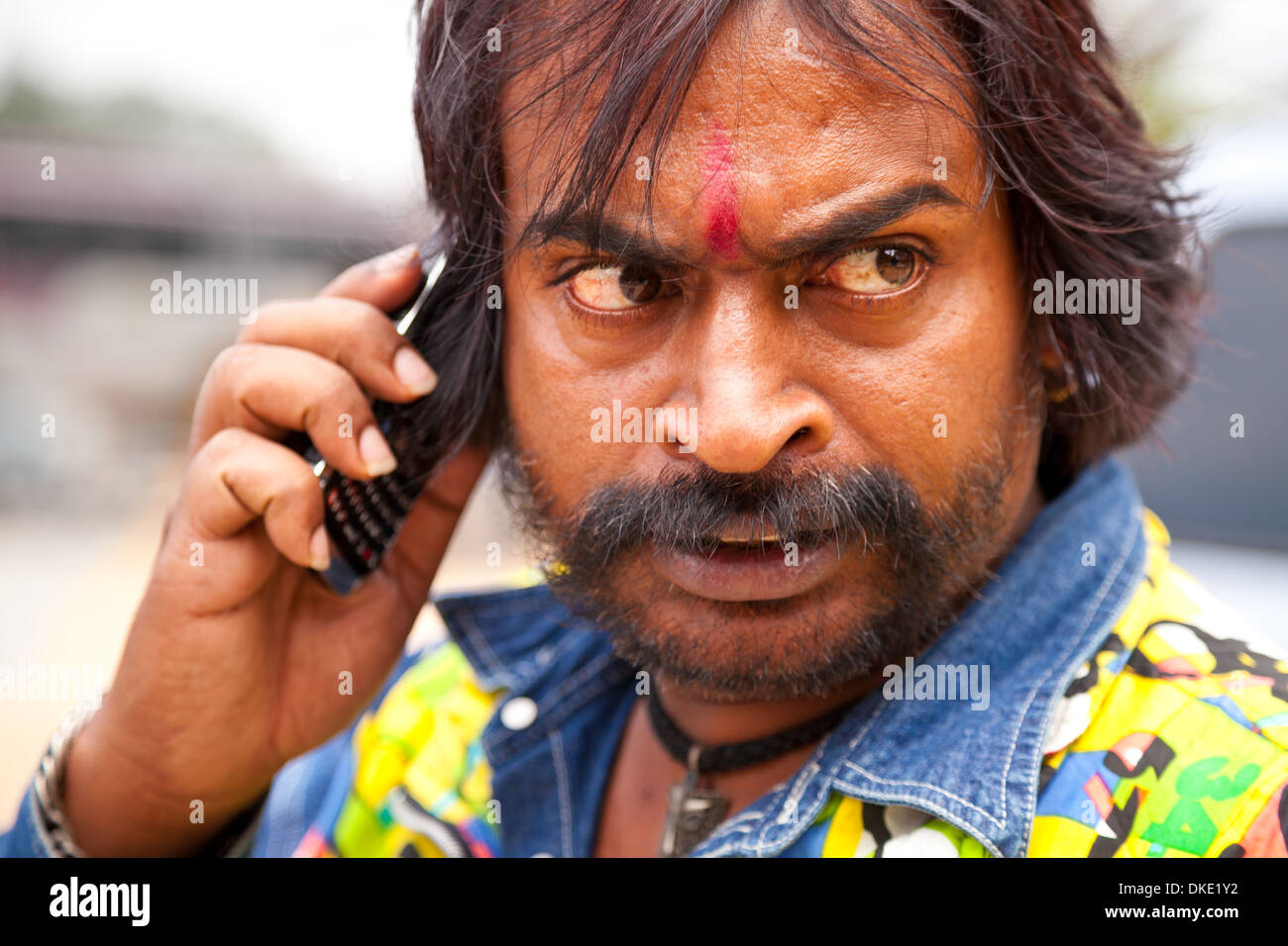 Un filmato villain con telefono mobile a Srirangapattana, Karnataka, India Foto Stock
