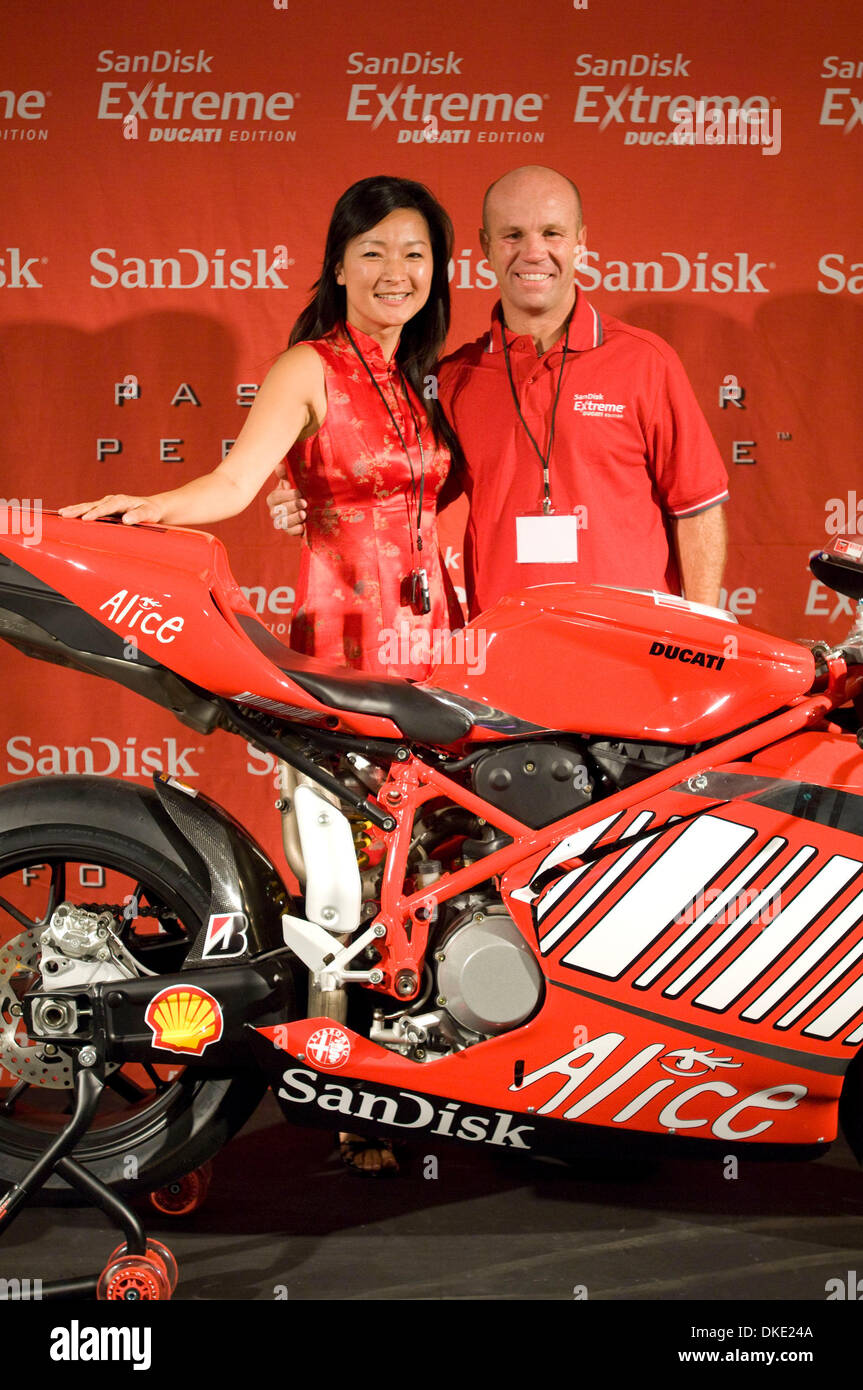 Jul 18, 2007 - Milpitas, CA, Stati Uniti d'America - TANYA CHUANG, Marketing Manager e SanDisk e Grand Prix motorcycle racer Randy Mamola a Sandisk Extreme Ducati Edition e memoria flash card di lancio del prodotto, presso la loro sede a Milpitas, CA. (Credito Immagine: © Jerome Brunet/ZUMA Press) Foto Stock