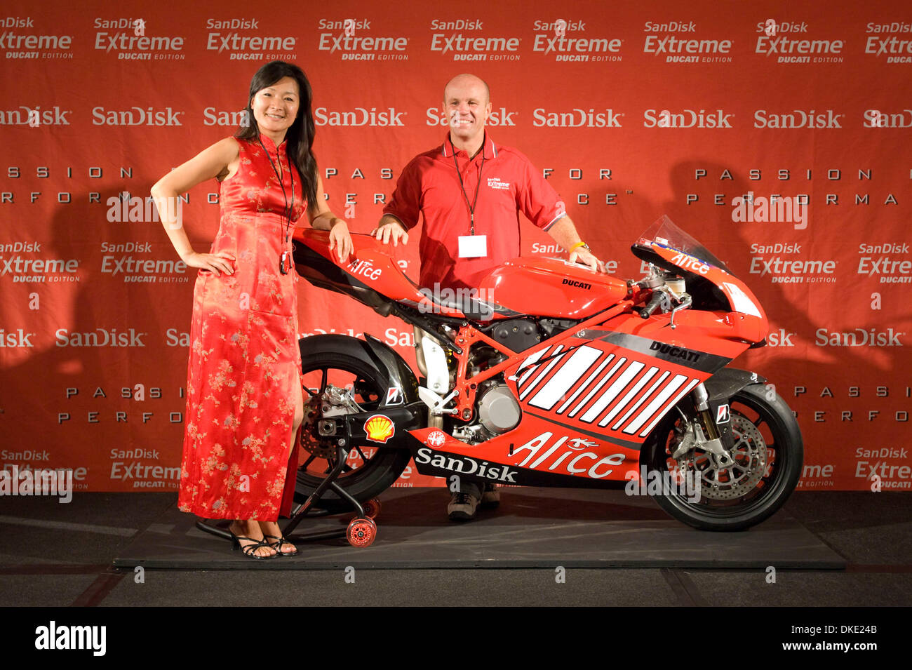 Jul 18, 2007 - Milpitas, CA, Stati Uniti d'America - TANYA CHUANG, Marketing Manager e SanDisk e Grand Prix motorcycle racer Randy Mamola a Sandisk Extreme Ducati Edition e memoria flash card di lancio del prodotto, presso la loro sede a Milpitas, CA. (Credito Immagine: © Jerome Brunet/ZUMA Press) Foto Stock