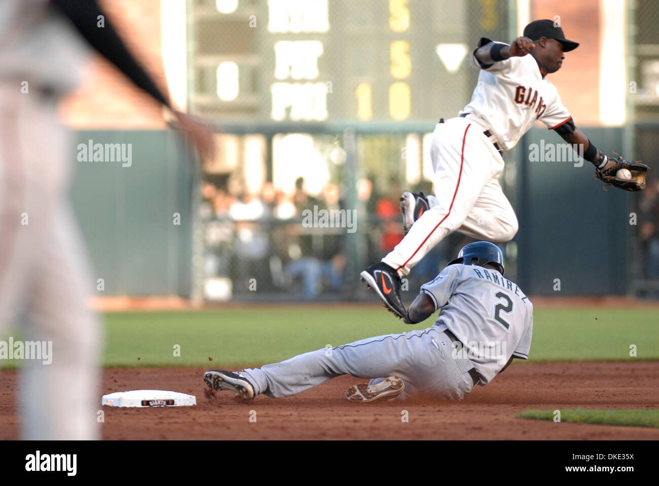 San Francisco Giants Ray Durham salta Florida Marlins Hanley Ramirez come Ramirez ruba la seconda base nella terza inning. Il gioco è da AT&T Park di San Francisco, la California il 28 luglio 2007. (Karl Mondon/Contra Costa volte ). Foto Stock