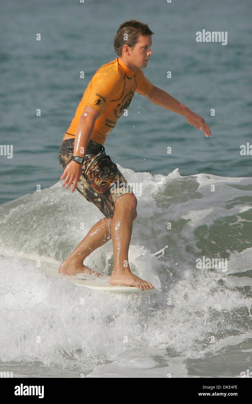 Aug 17, 2007 - Oceanside, CA, Stati Uniti d'America - SHANE VAN HERK (CQ), 19, di Huntington Beach, corse il naso su questa onda durante la sua Pro Longboard aprire il calore alla Oceanside Longboard Surf Contest presso l'Oceanside Pier. (Credito Immagine: © Charlie Neuman/SDU-T/ZUMA Premere) Restrizioni: la e Orange County Papers diritti! E USA diritti tabloid fuori! Foto Stock