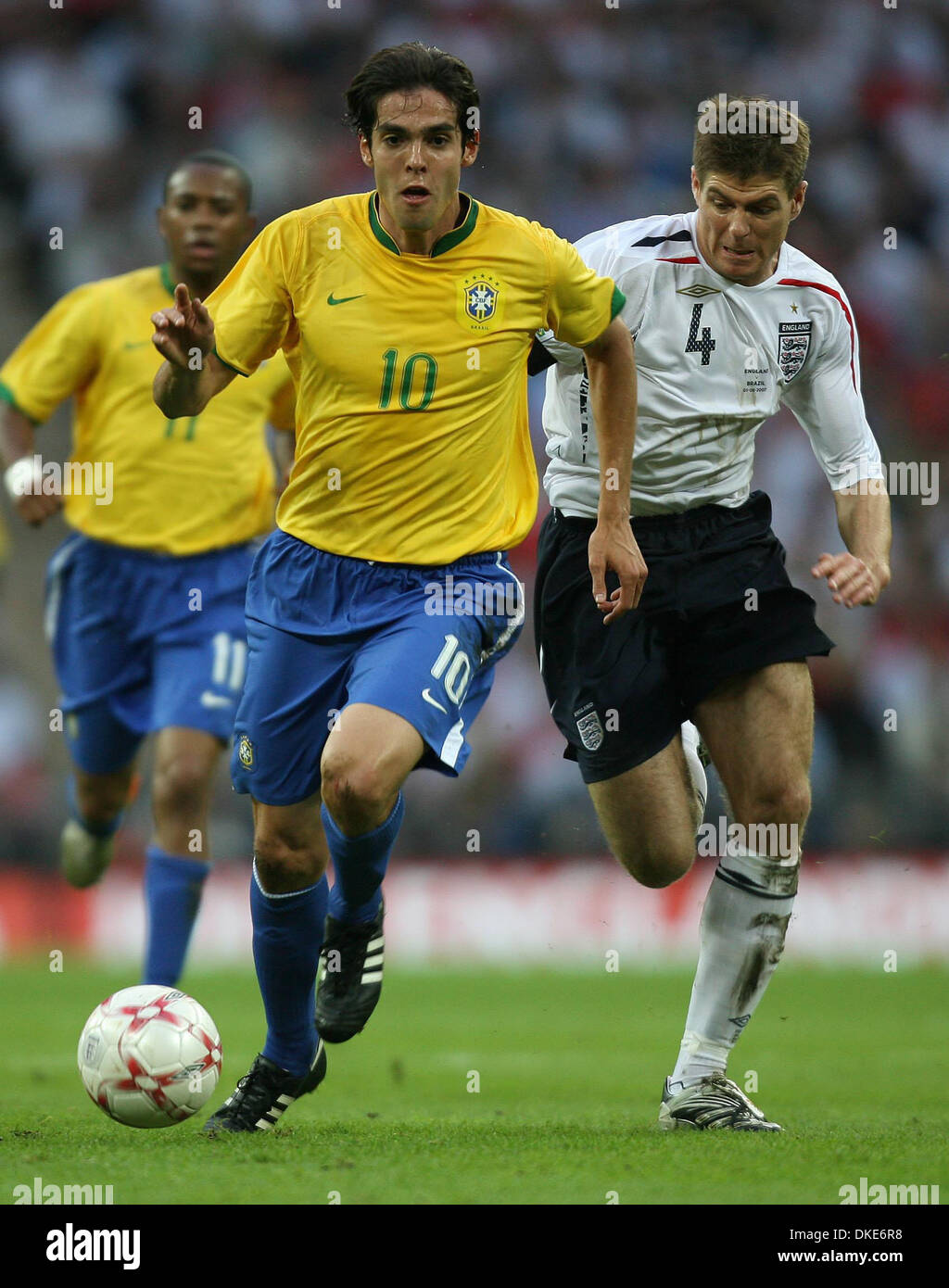 L'Inghilterra Steven Gerrard e Brasile Kaka (credito Immagine: © fotografo/Cal Sport Media) Foto Stock