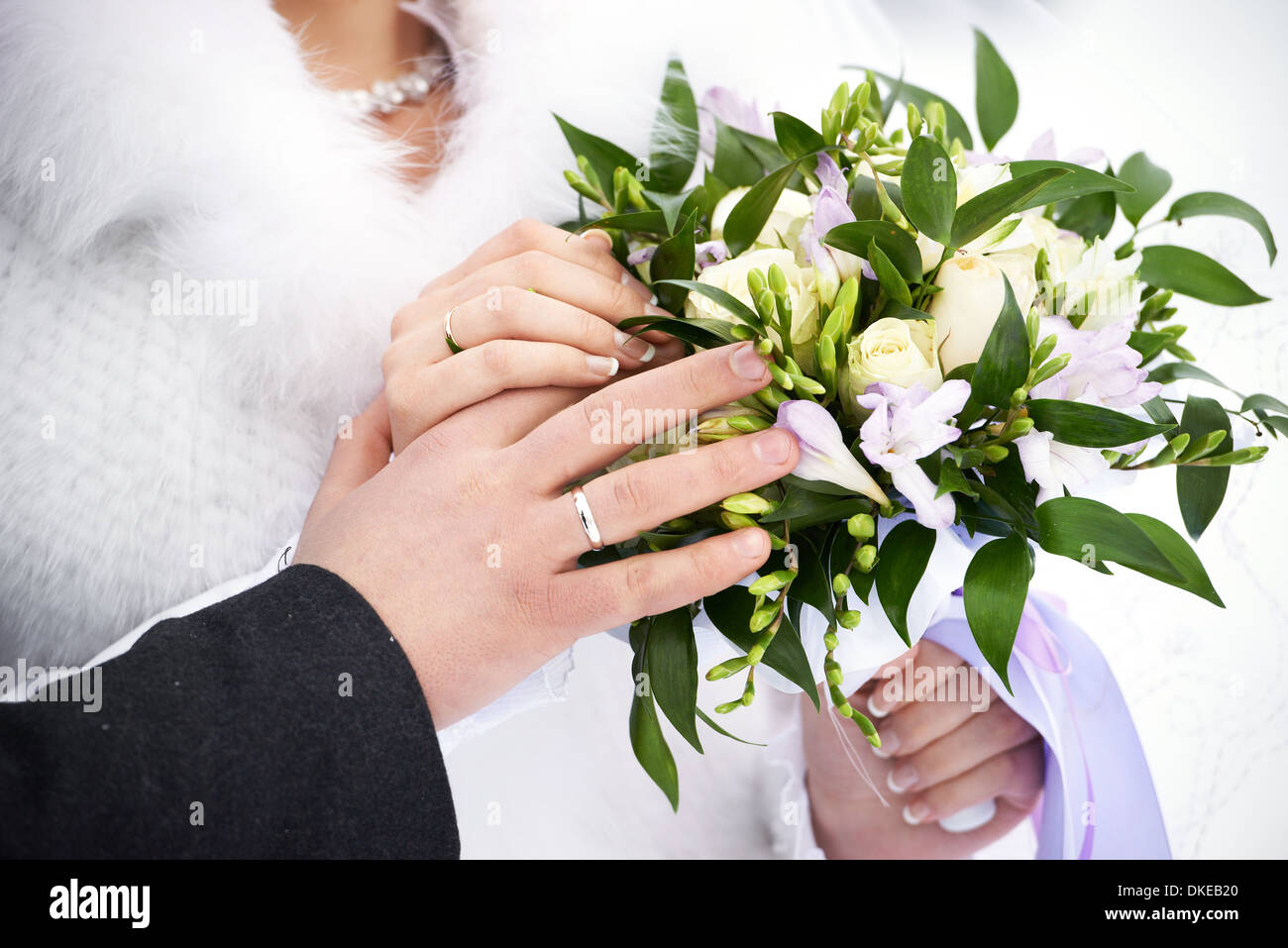 Mani con il matrimonio gli anelli in oro happy sposi novelli Foto Stock