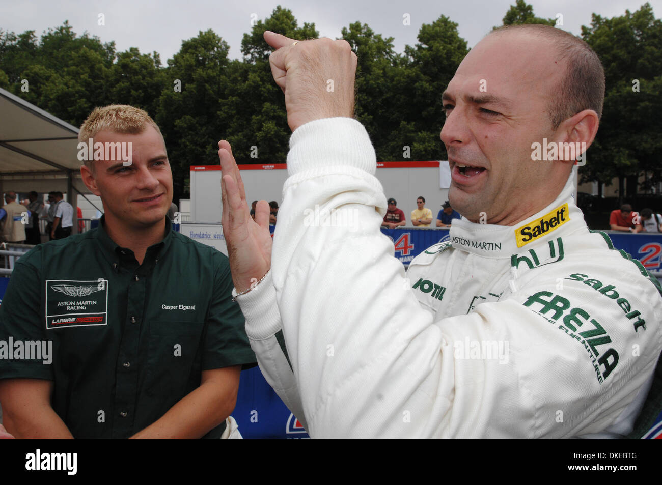 Jun 17, 2007 - Le Mans, Francia - Fabrizio Gollin, destra, dell'Italia, fa un divertente come la sua Aston Martin il compagno di squadra di Casper Elgaard, della Danimarca, guarda su durante le verifiche tecniche per la 24 Ore di Le Mans, Martedì 12 Giugno, 2007. (Credito Immagine: © Rainier Ehrhardt/ZUMAPRESS.com) Foto Stock