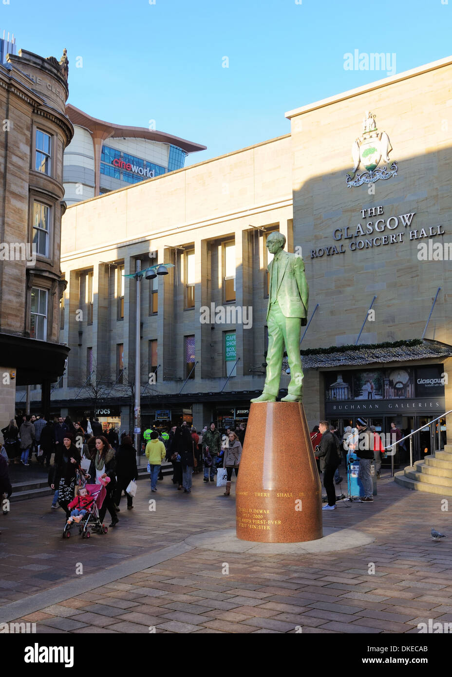 Donald Dewar statua presso la Royal Concert Hall, Buchanan Street, Glasgow, Scotland, Regno Unito, Europa Foto Stock
