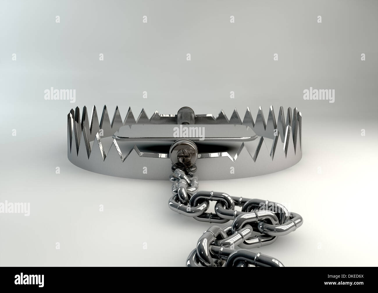 Un metallo animale trappola che è aperto fissato al terreno con una catena di metallo su un isolato di sfondo per studio Foto Stock