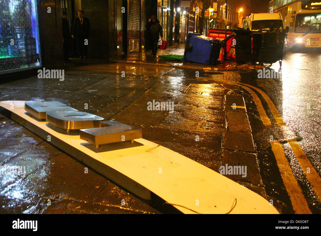 Glasgow, Scotland, Regno Unito. 5 dicembre 2013 UK meteo Glasgow. Tempesta di neve pastelle e Glasgow e le aree circostanti causando problemi per la mattina presto pendolari che hanno per evitare caduta insegne in Union Street. Credito: ALAN OLIVER/Alamy Live News Foto Stock