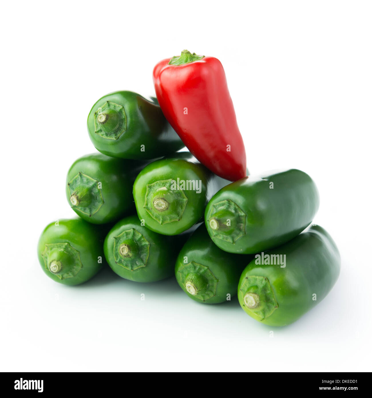 Rosso e un mazzetto di verde jalapeno isolati su sfondo bianco Foto Stock