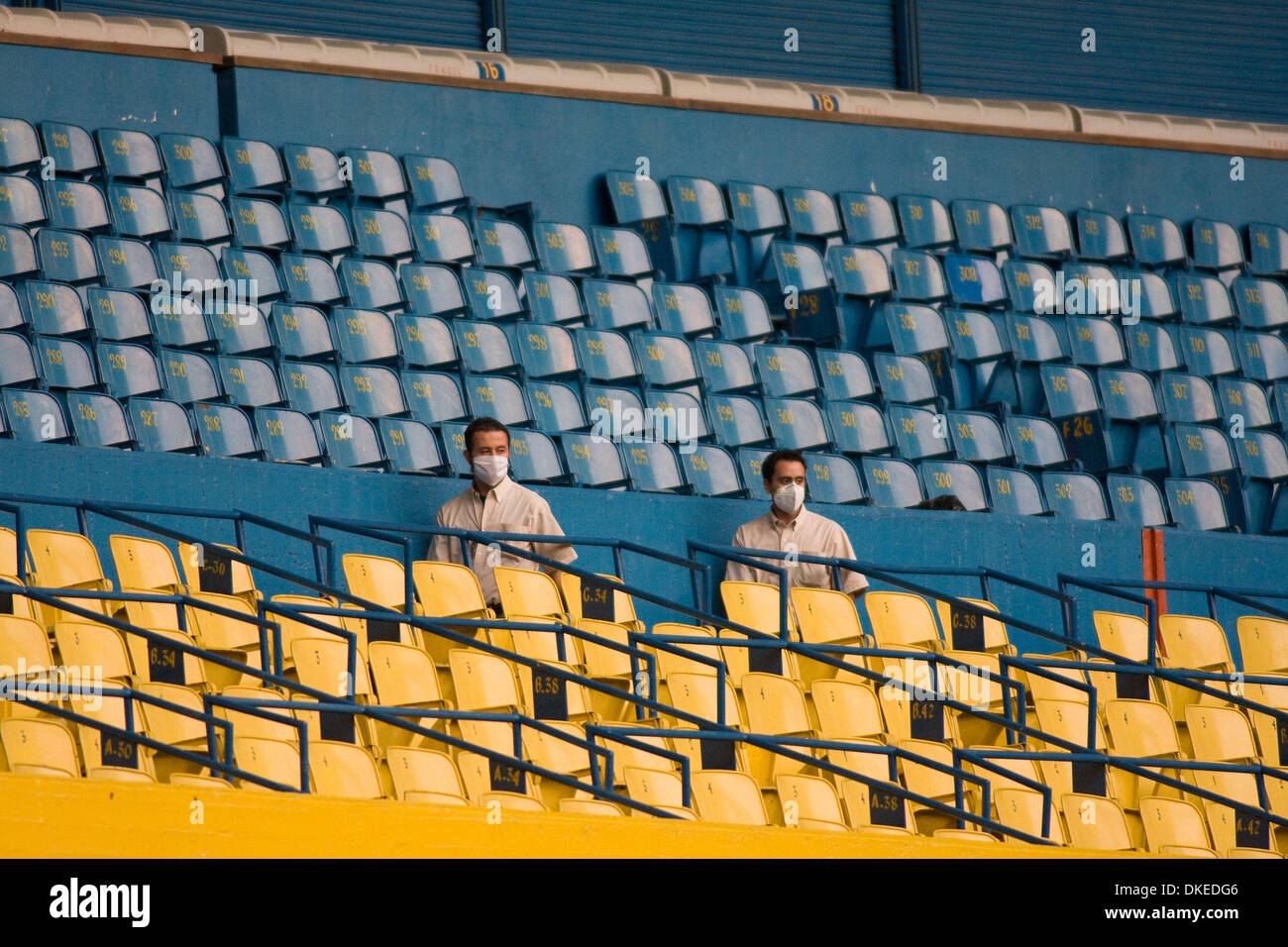 Maggio 09, 2009 - Guadalajara , Jalisco, Messico - Le guardie di sicurezza indossare maschere per evitare di essere infettati dal virus, durante la partita di calcio gioco settimana 17 del torneo di Clausura, Atlas vs Pachuca. Pachuca segnato cinque seconda metà obiettivi e battere Atlas 5-0. Su raccomandazione dell'autorità di salute di stato giocato a porte chiuse, senza accesso al pubblico Foto Stock