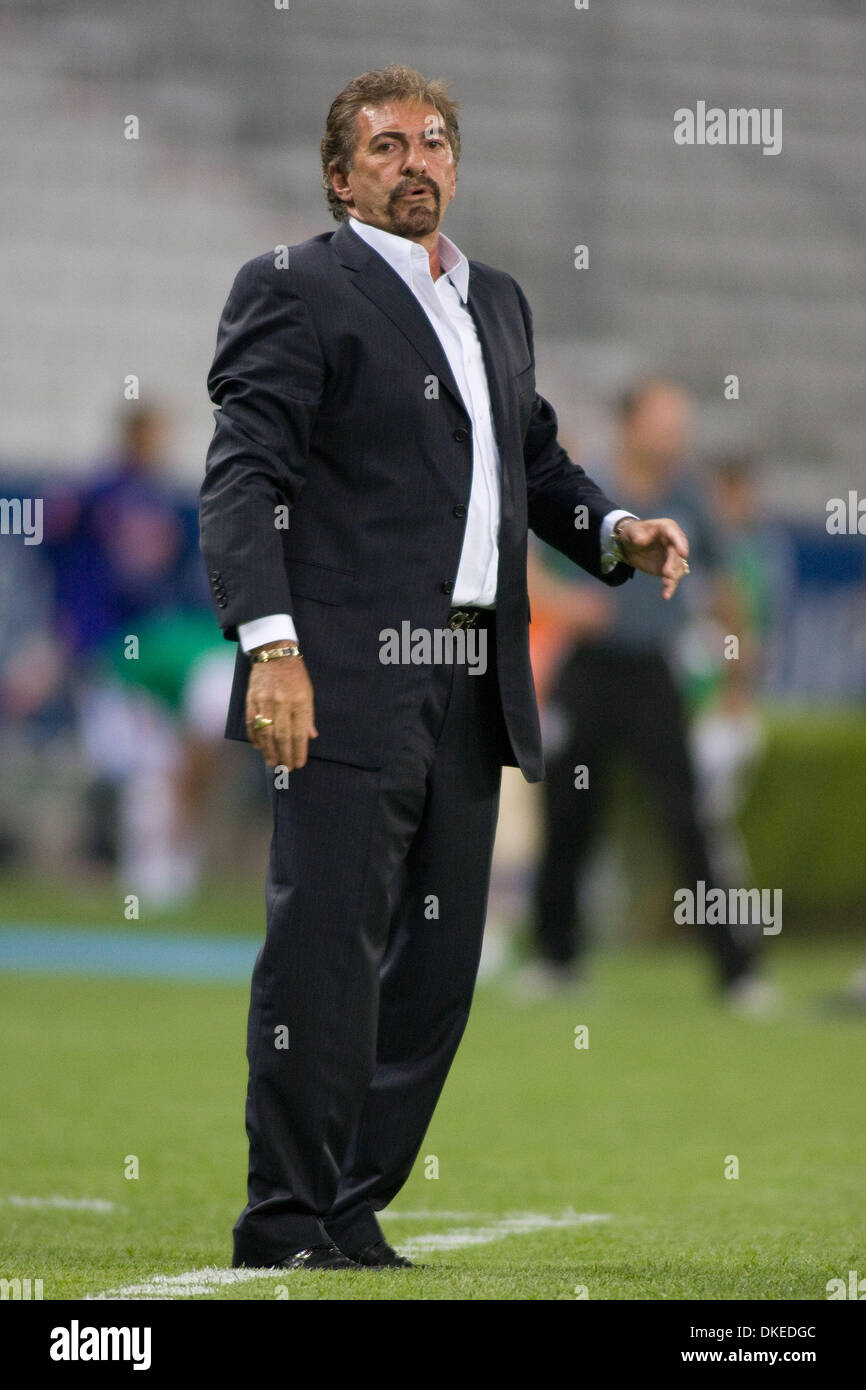 Maggio 09, 2009 - Guadalajara , Jalisco, Messico - Testa Manager RICARDO LAVOLPE dal team di Atlas lamenti eliminazione del torneo durante la partita di calcio gioco settimana 17 del torneo di Clausura, Atlas vs Pachuca. Pachuca segnato cinque seconda metà obiettivi e battere Atlas 5-0. Su raccomandazione dell'autorità di salute di stato giocato a porte chiuse, senza accesso al pubblico con t Foto Stock